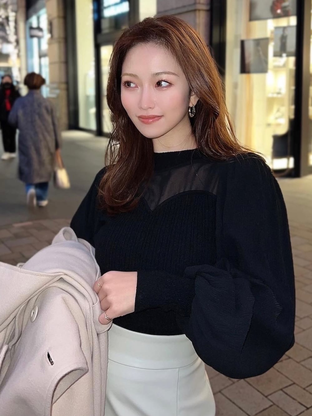 ブラック系のニット/セーターを着用したレディースの冬コーディネートの2枚目の写真