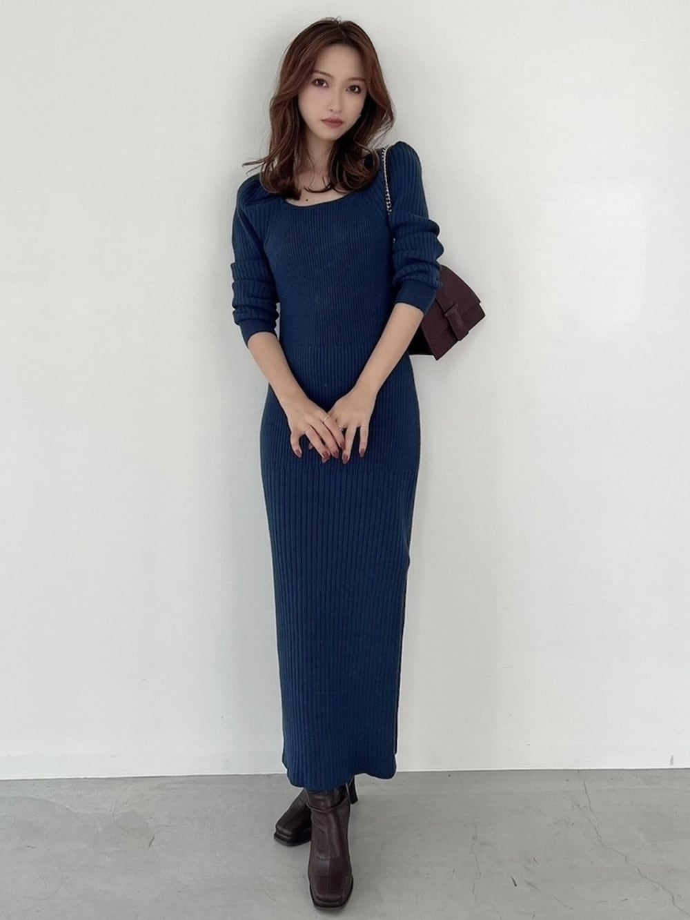 ブルー系のワンピース、ブラウン系のブーツを着用したレディースの夏コーディネートの3枚目の写真