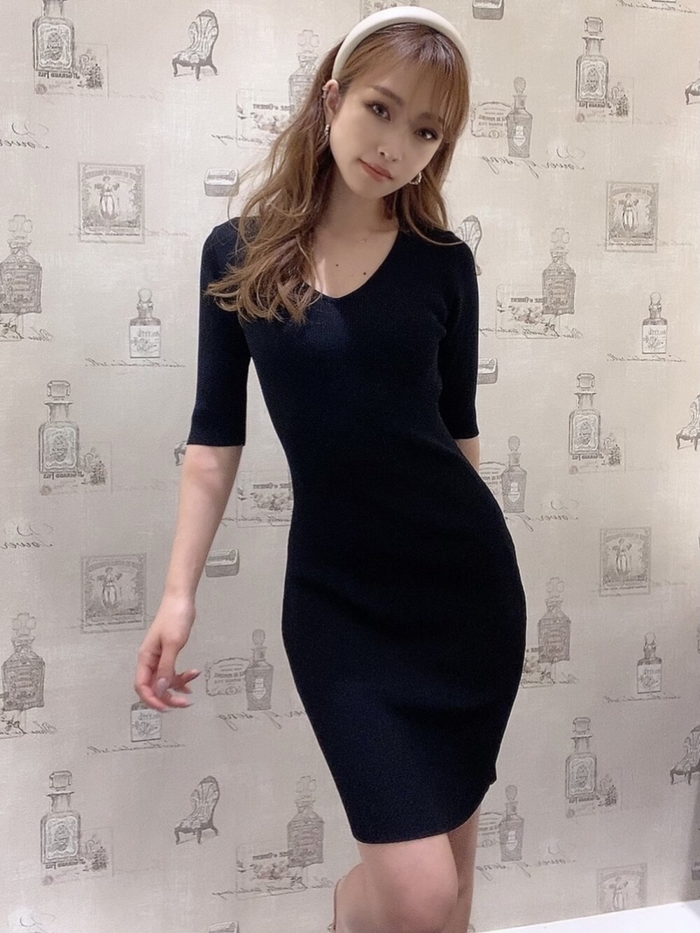 ブラック系のワンピース、ベージュ系のカチューシャを着用したレディースの夏コーディネートの2枚目の写真