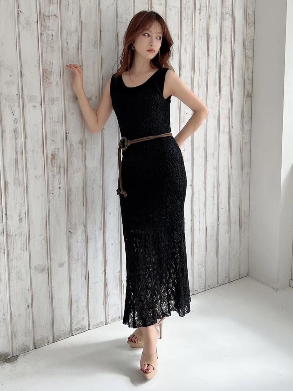 ブラック系のワンピース、ベージュ系のサンダルを着用したレディースの春コーディネートの4枚目の写真