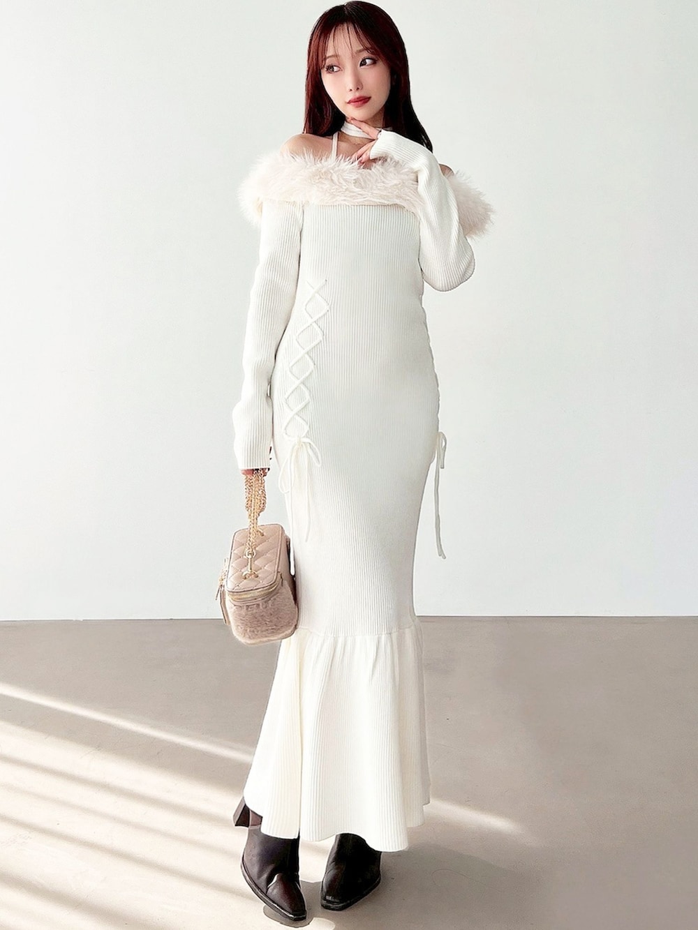 ホワイト系のワンピース、ベージュ系のショルダーバッグを着用したレディースの秋コーディネートの2枚目の写真