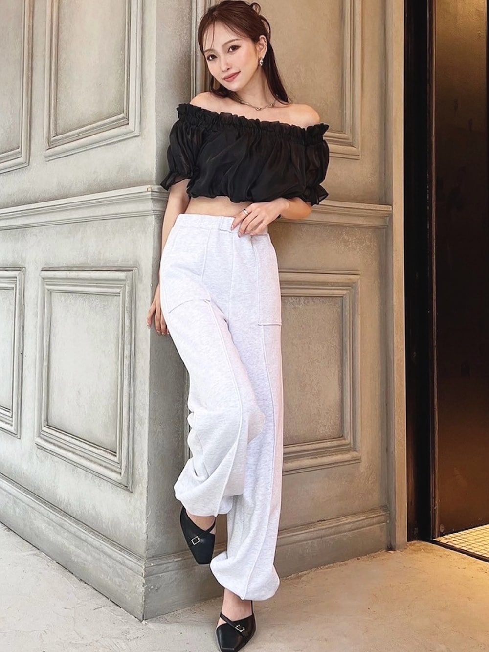 ブラック系のシャツ/ブラウス、グレー系のスウェットパンツ、ブラック系のスリッポンを着用したレディースの春コーディネートの4枚目の写真