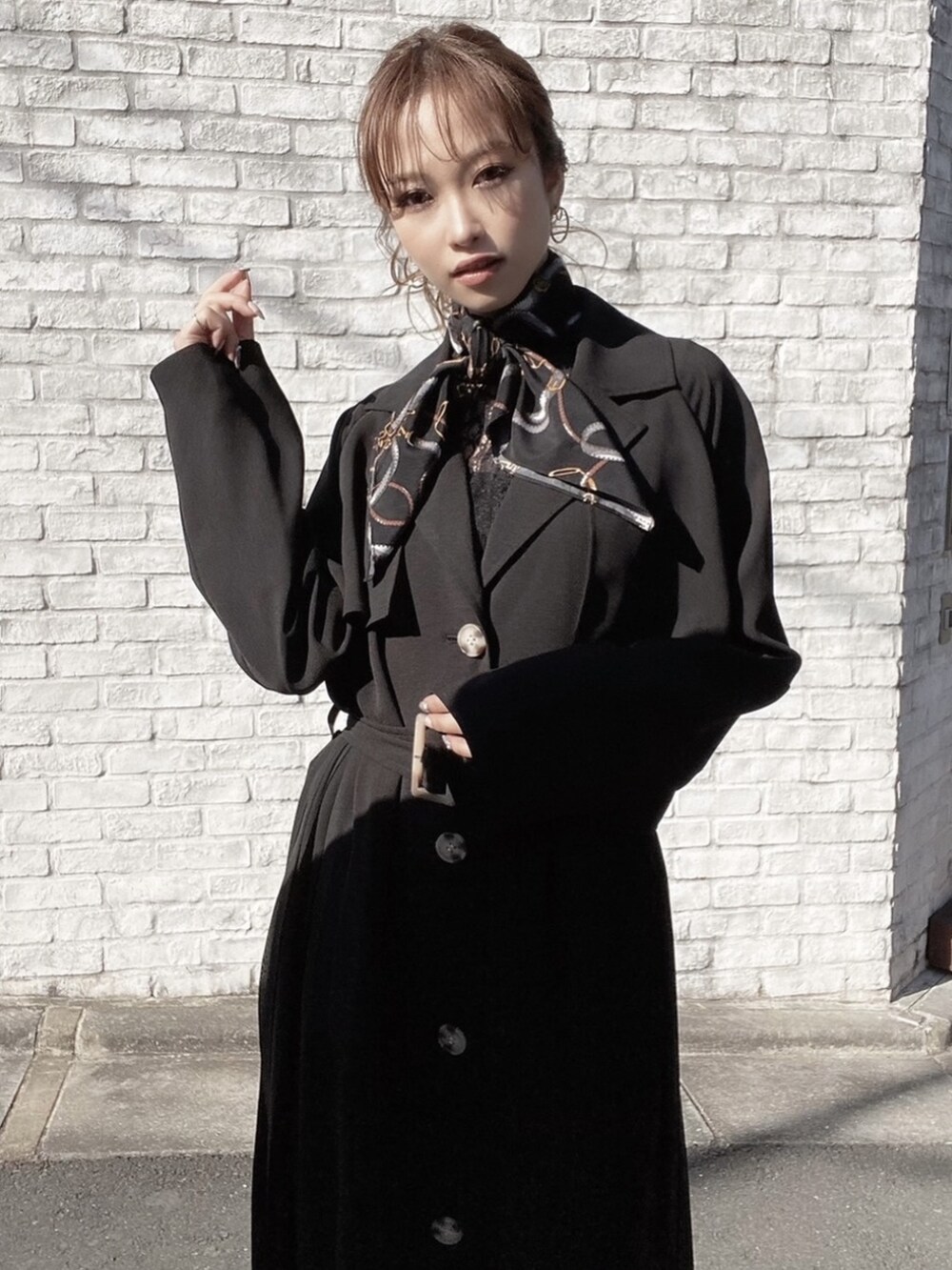 ブラック系のバンダナ/スカーフを着用したレディースの冬コーディネートの3枚目の写真