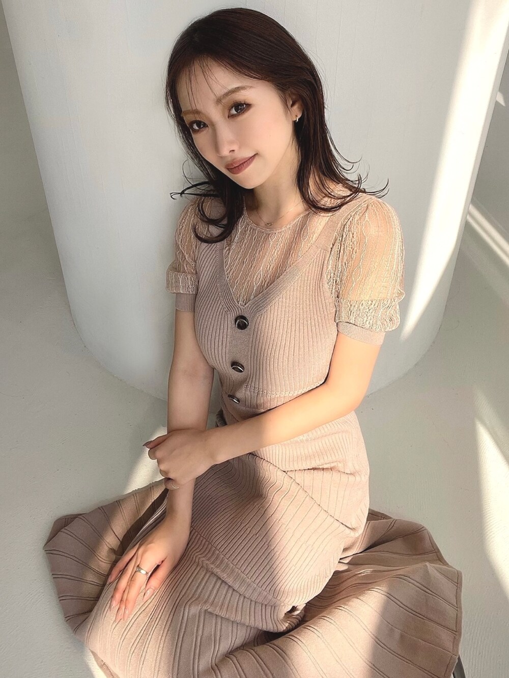 ベージュ系のワンピース、ホワイト系のサンダルを着用したレディースの春コーディネートの4枚目の写真
