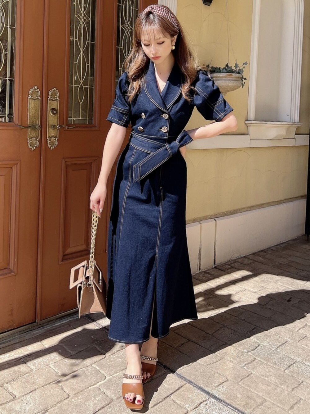 ブラウン系のサンダル、ブルー系のワンピース、ブラウン系のショルダーバッグを着用したレディースの春コーディネートの3枚目の写真