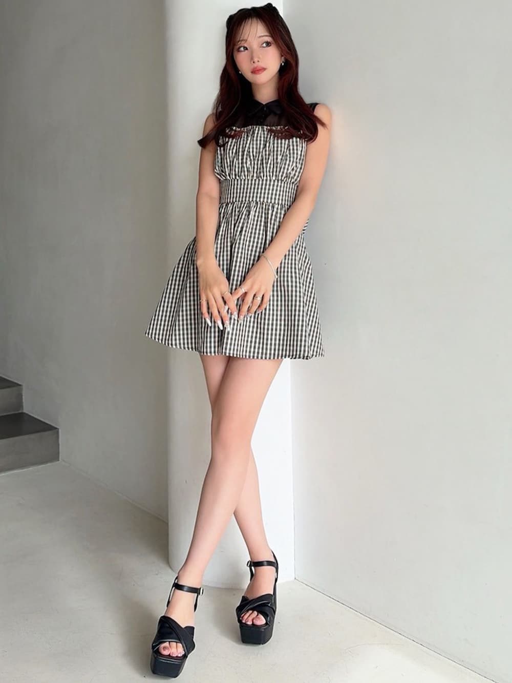 その他のワンピース、ブラック系のサンダルを着用したレディースの春コーディネートの3枚目の写真