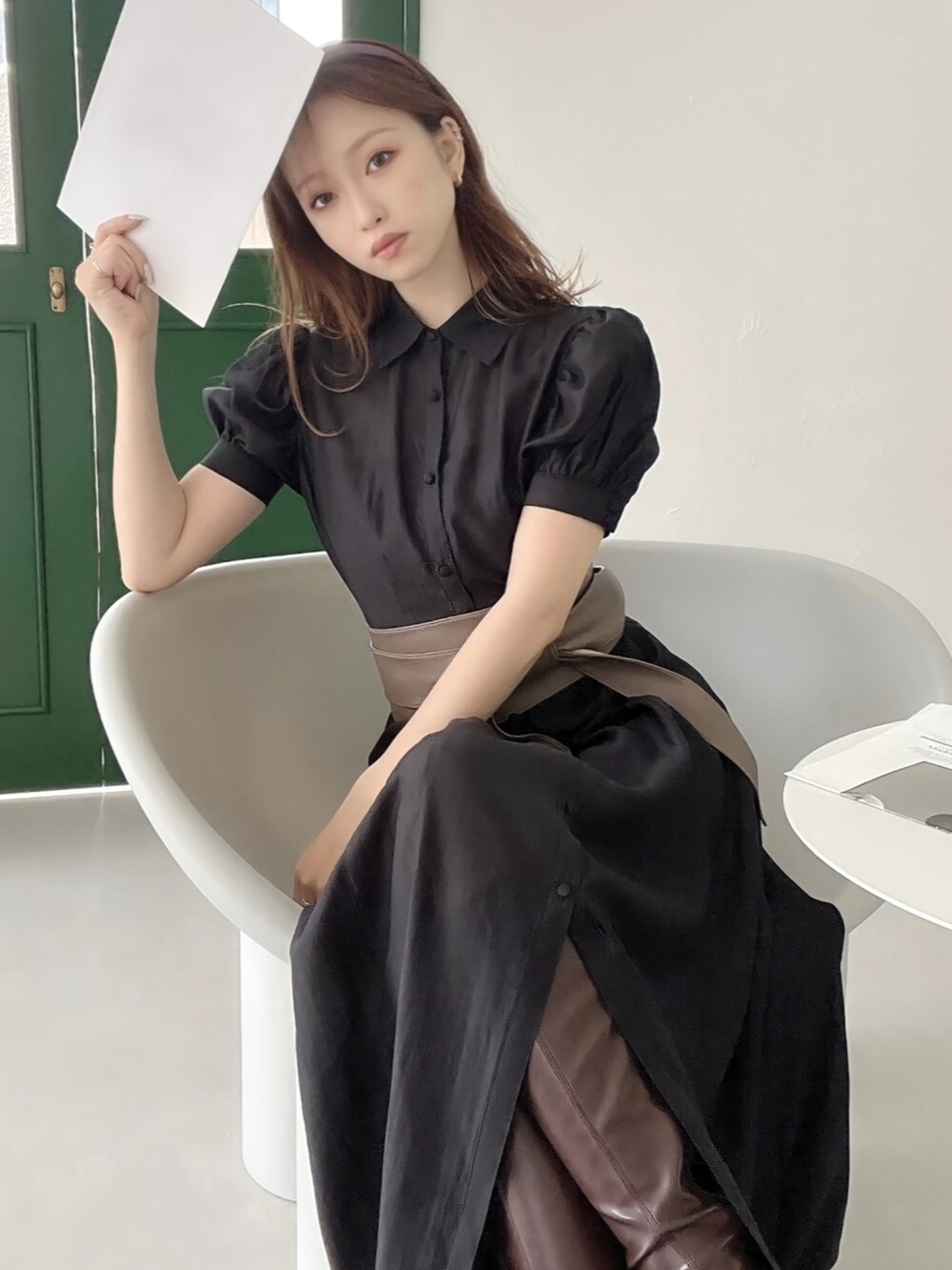 ブラック系のワンピース、ベージュ系のベルトを着用したレディースの夏コーディネートの3枚目の写真