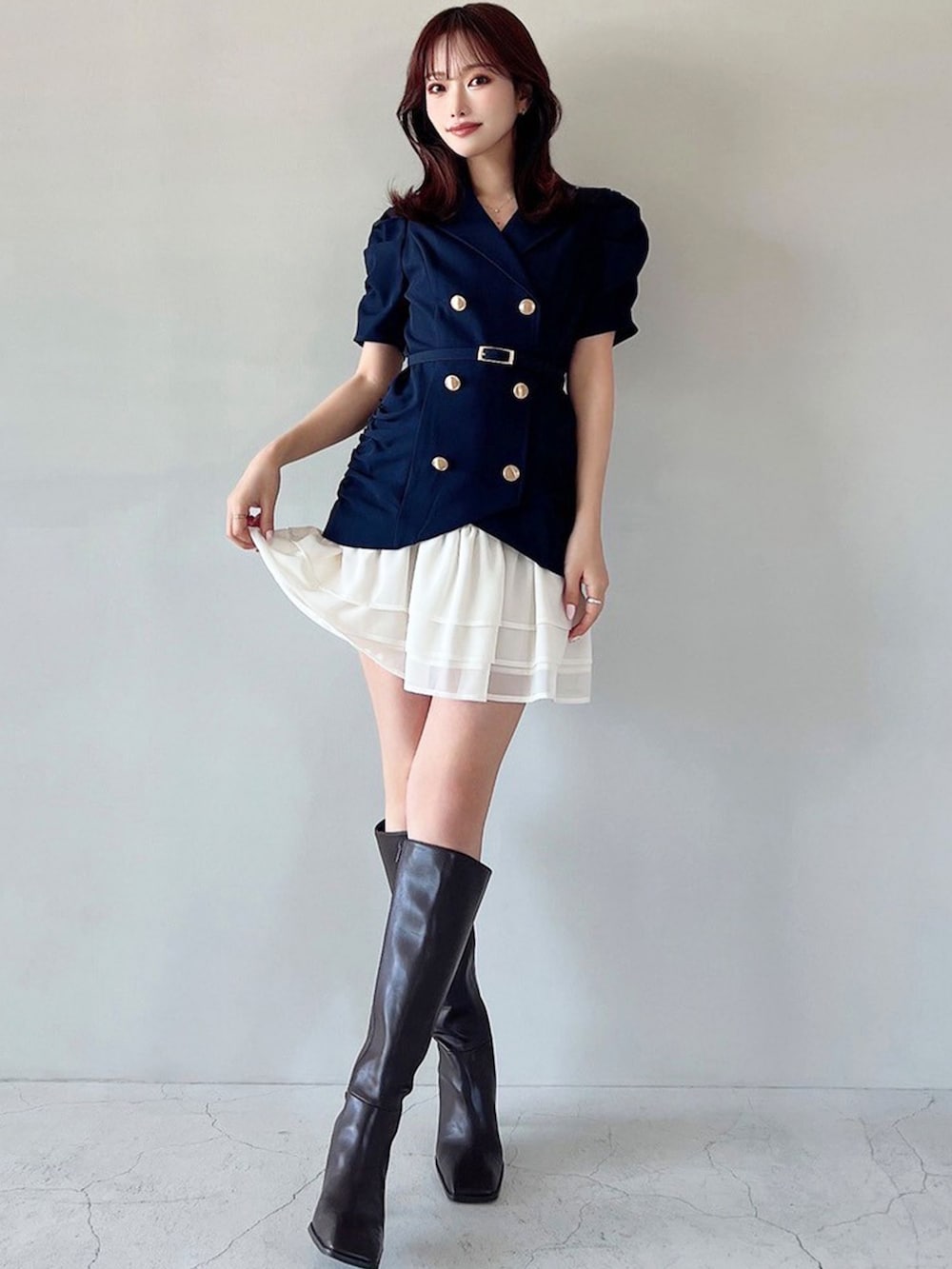 ブルー系のワンピース、ブラウン系のブーツを着用したレディースの夏コーディネートの3枚目の写真