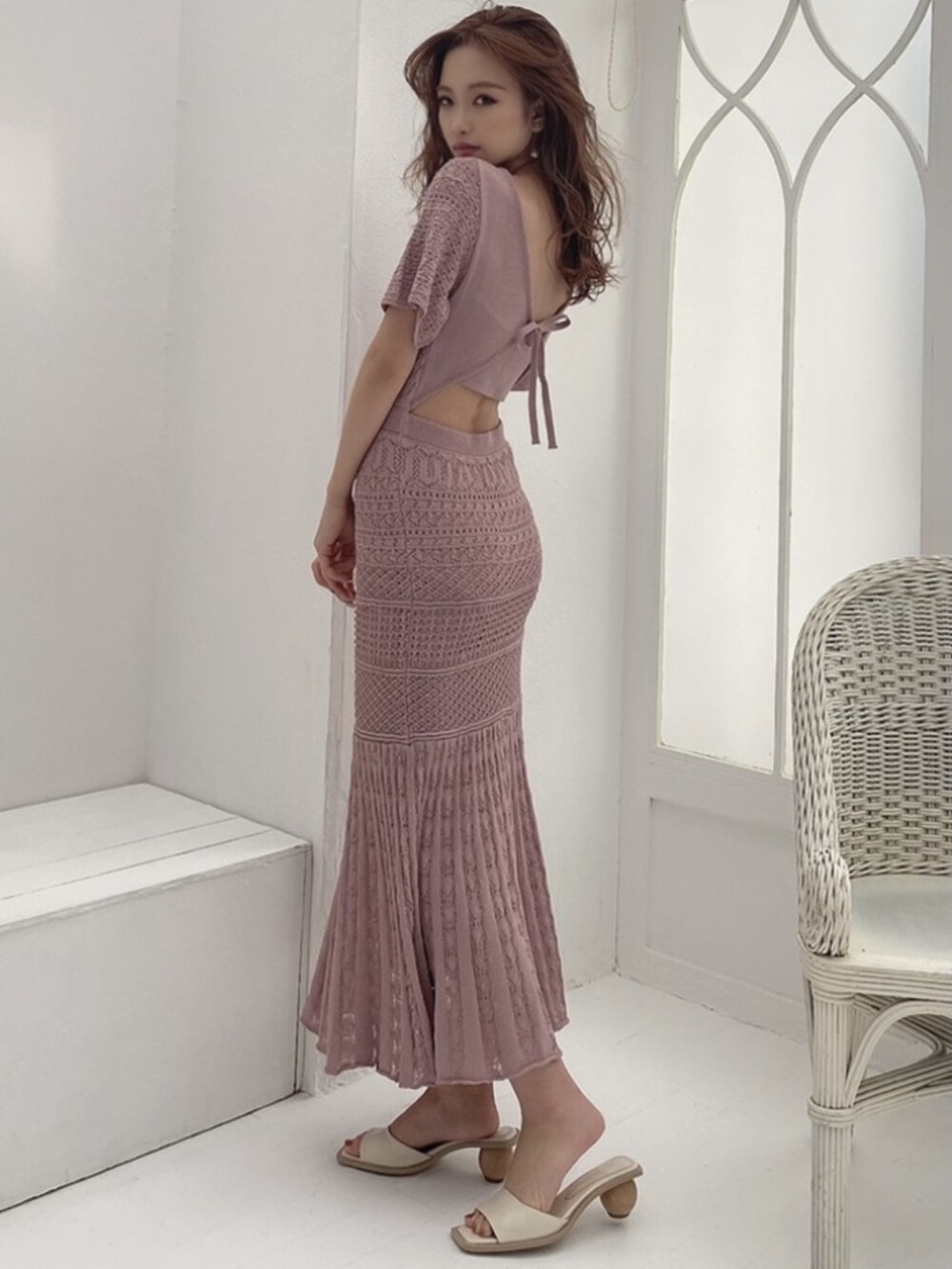 ホワイト系のサンダルを着用したレディースの冬コーディネートの2枚目の写真