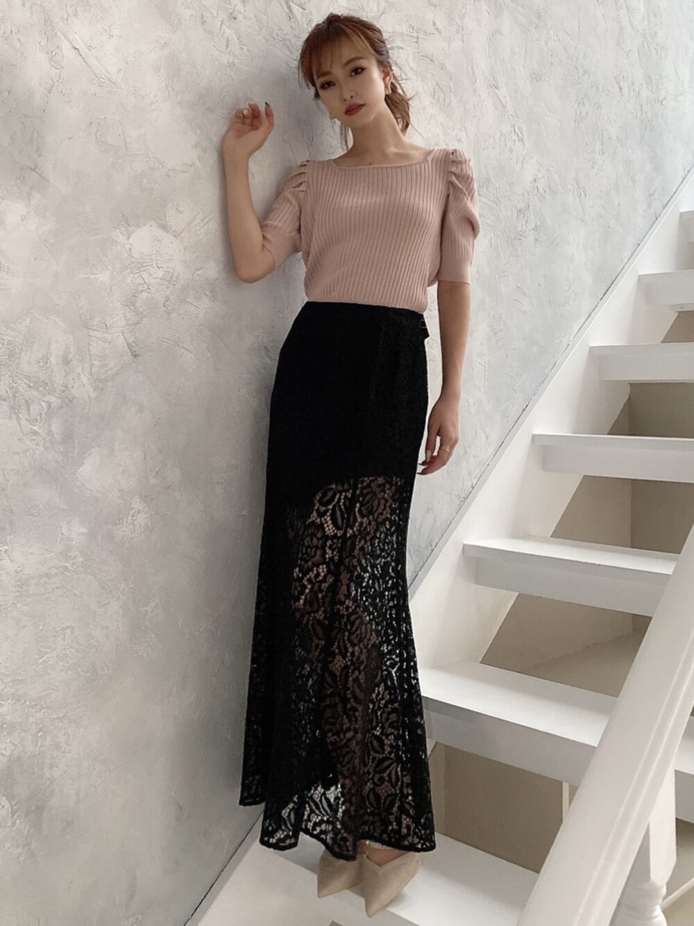 ピンク系のニット/セーター、その他のサンダル、ブラック系のスカートを着用したレディースの夏コーディネートの3枚目の写真