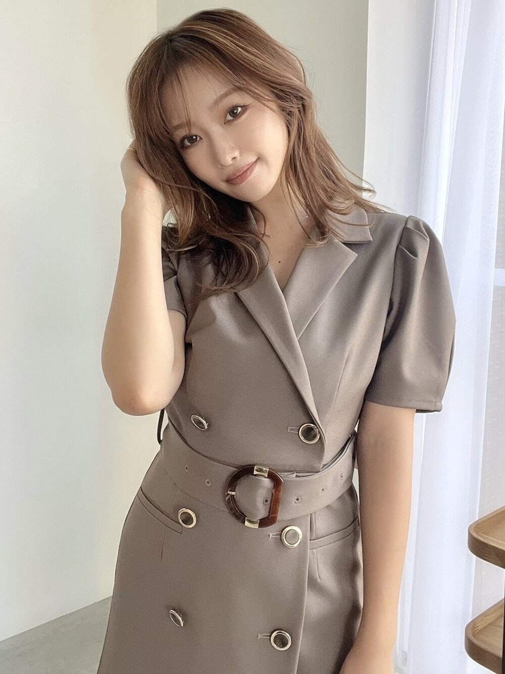 ベージュ系のワンピースを着用したレディースの夏コーディネートの2枚目の写真