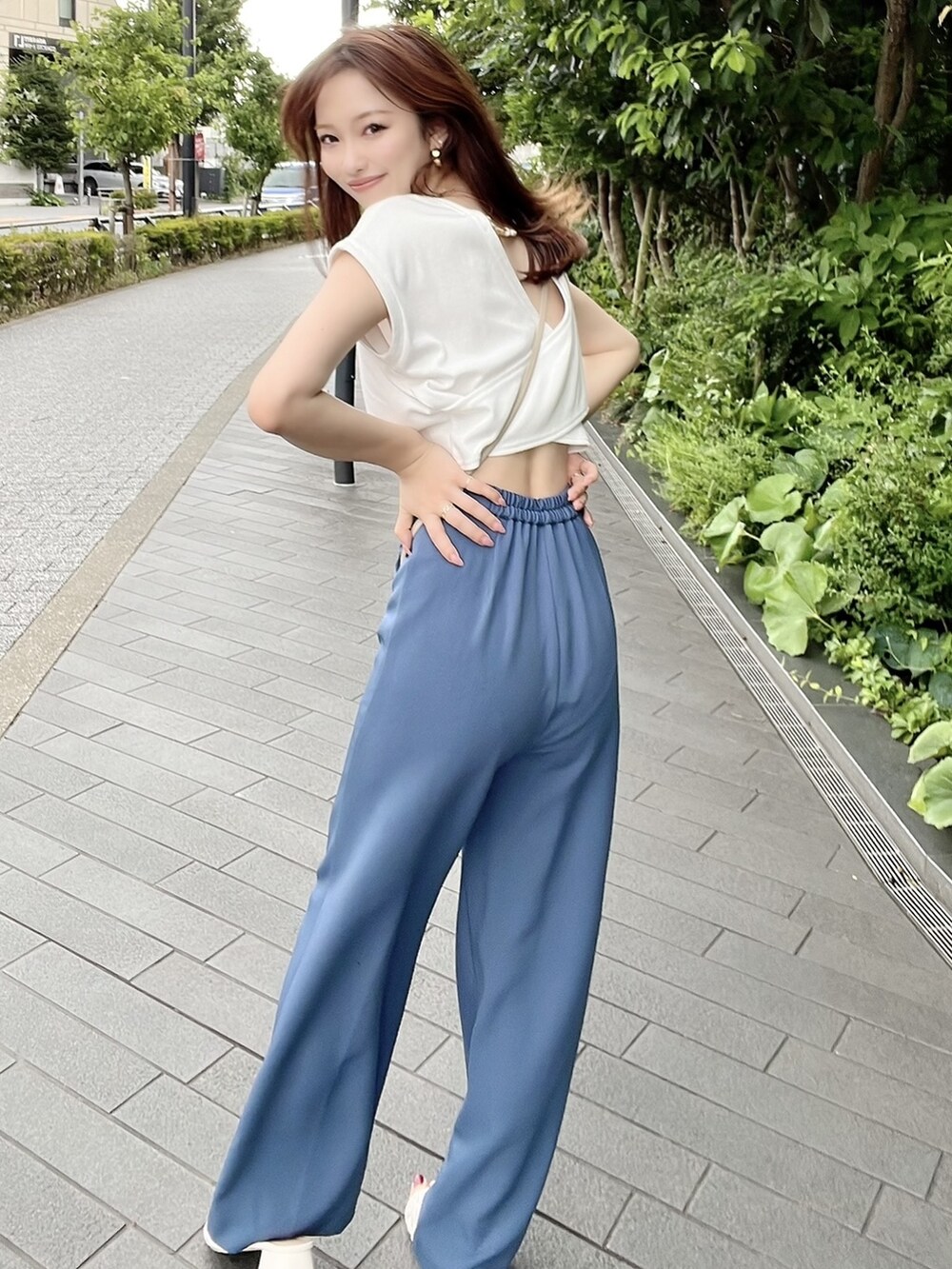 ブルー系のその他パンツ、ホワイト系のTシャツ/カットソーを着用したレディースの夏コーディネートの2枚目の写真