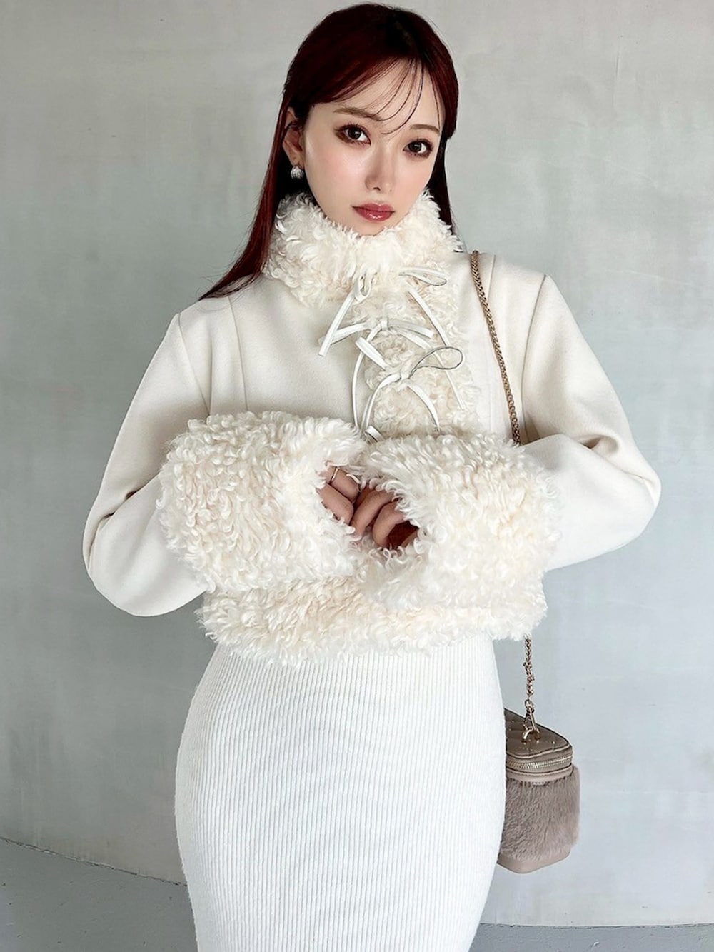 ホワイト系のブルゾン、ホワイト系のワンピースを着用したレディースの秋コーディネートの3枚目の写真