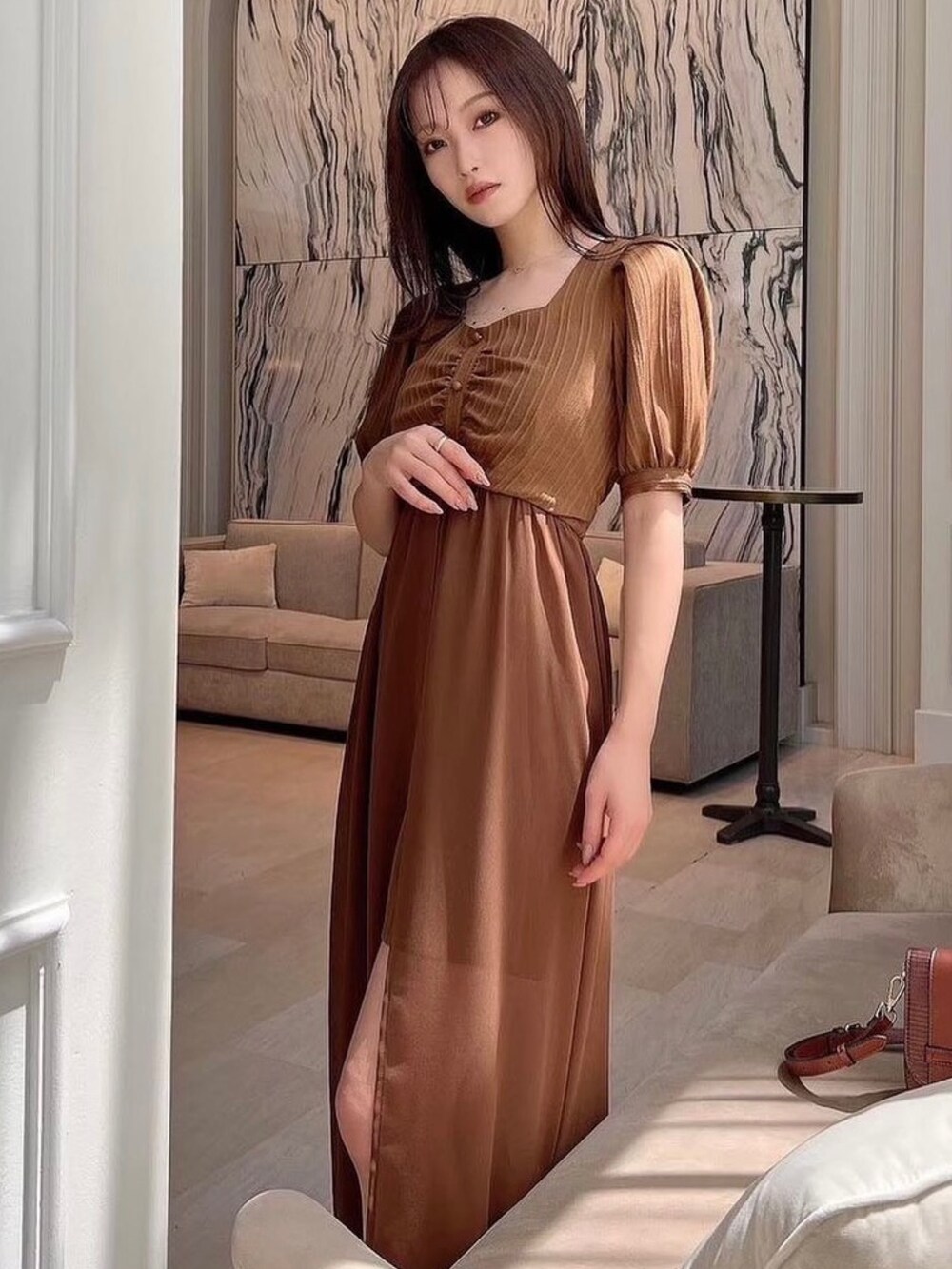 ブラウン系のワンピースを着用したレディースの夏コーディネートの2枚目の写真