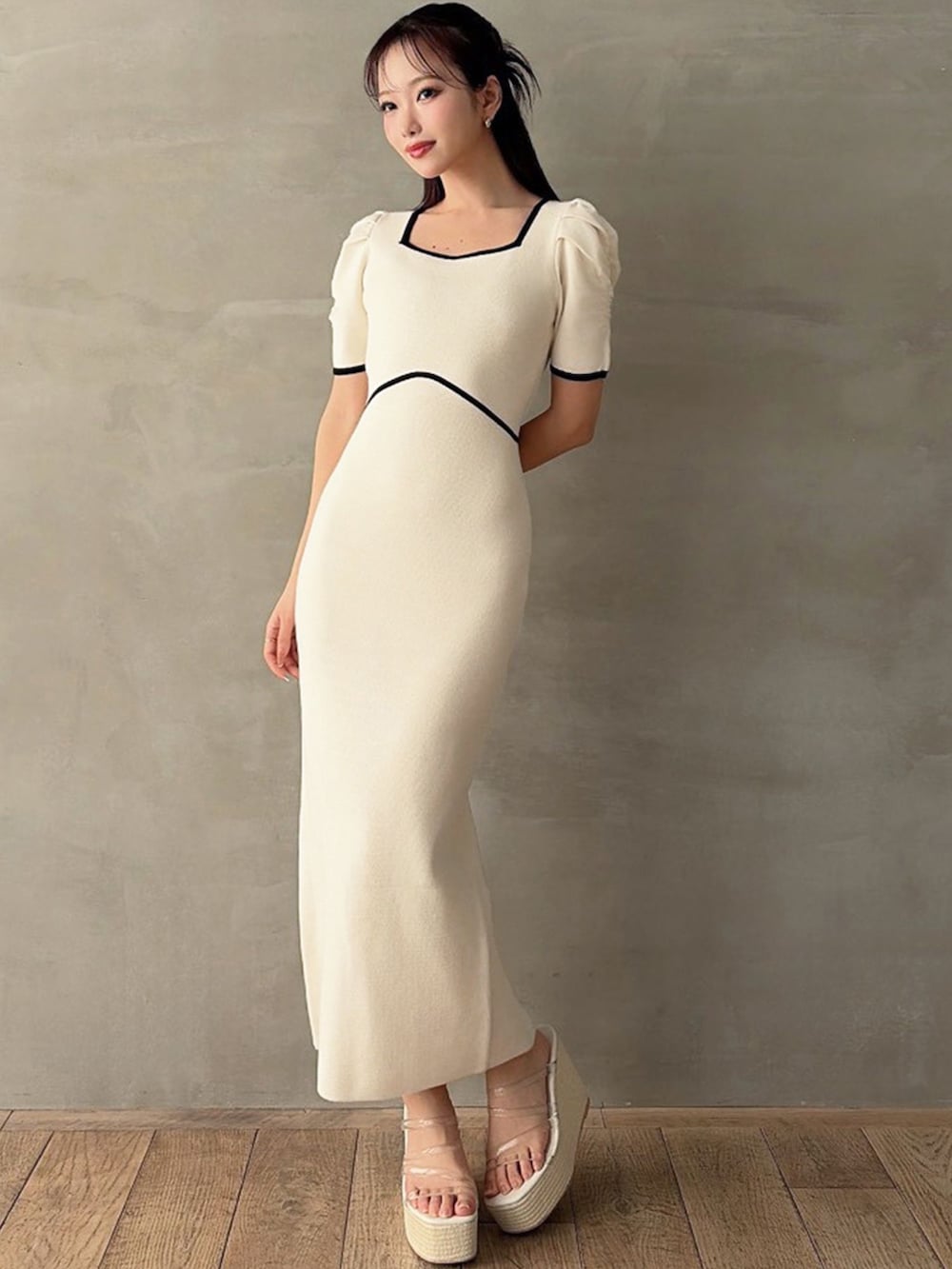 ホワイト系のワンピース、ホワイト系のサンダルを着用したレディースの春コーディネートの3枚目の写真