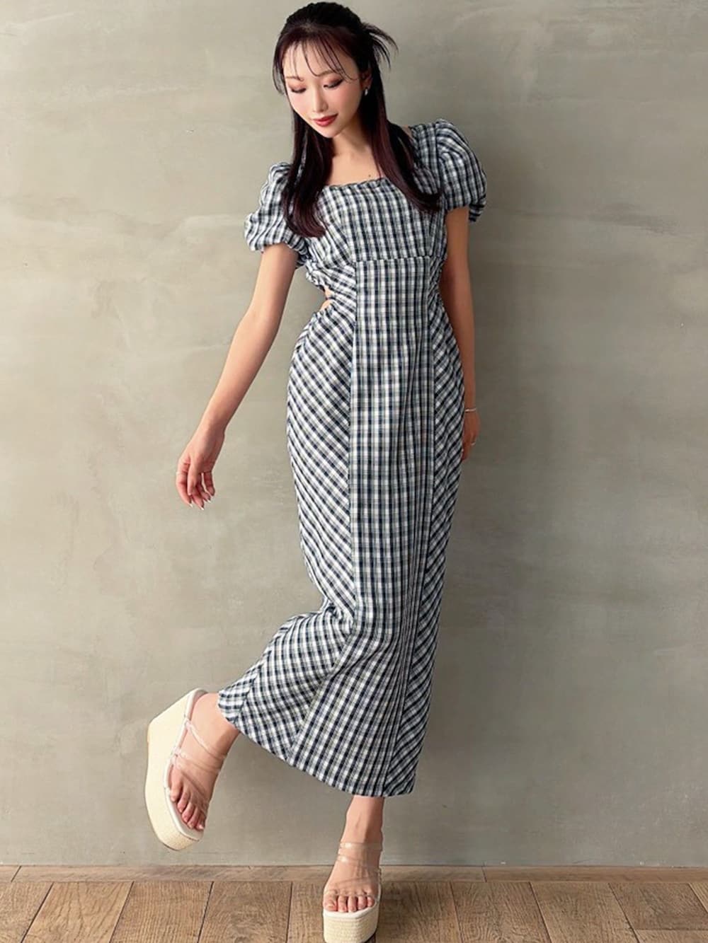 ブルー系のワンピース、ホワイト系のサンダルを着用したレディースの春コーディネートの3枚目の写真