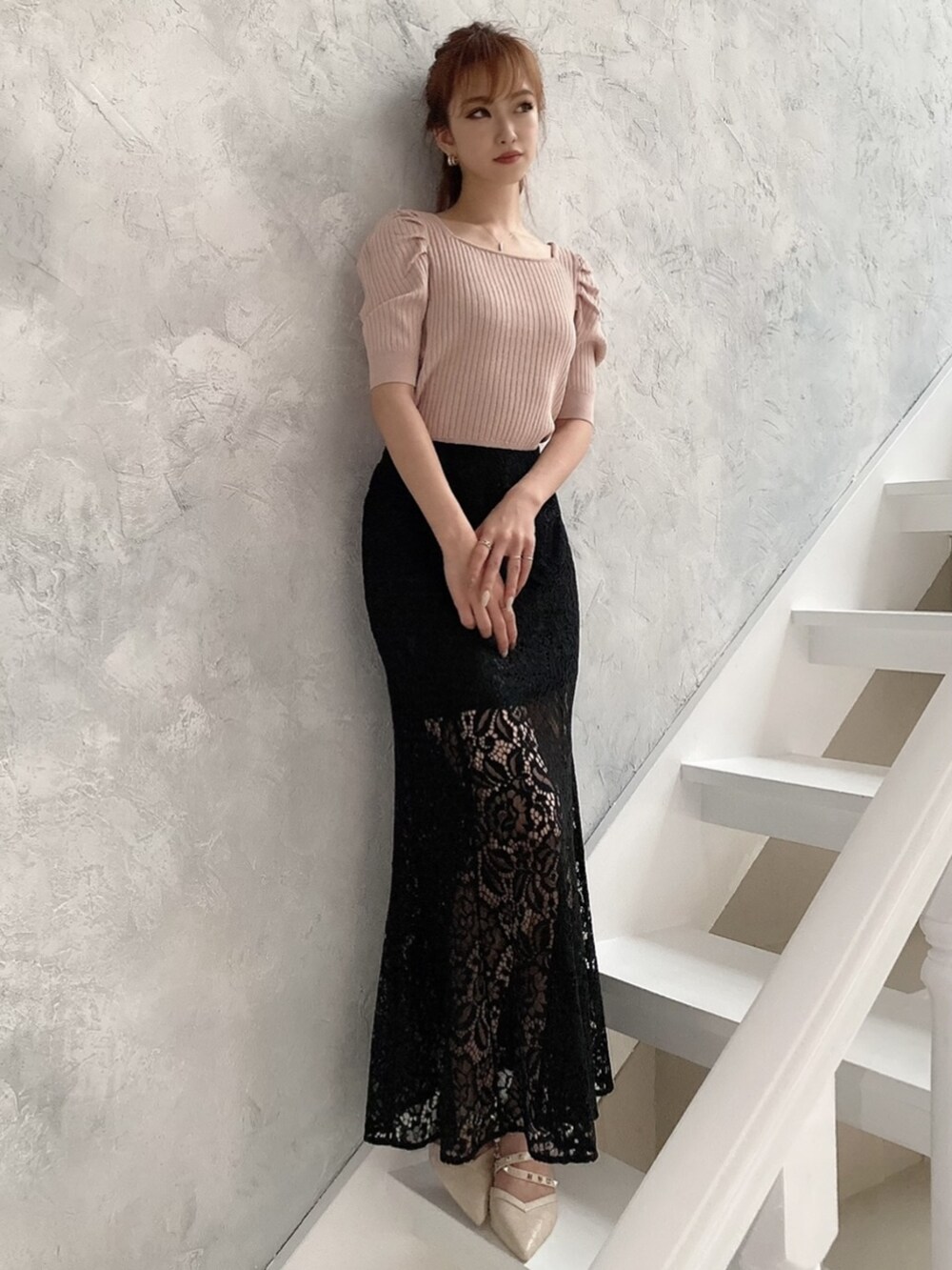 ピンク系のニット/セーター、その他のサンダル、ブラック系のスカートを着用したレディースの夏コーディネートの4枚目の写真