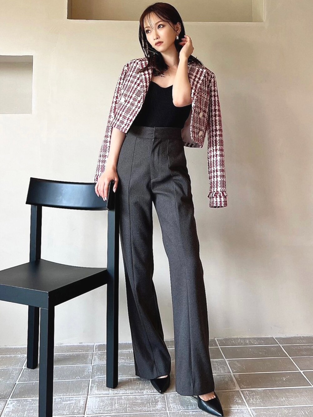 レッド系のテーラードジャケット、グレー系のその他パンツ、ブラック系のサンダルを着用したレディースの秋コーディネートの3枚目の写真