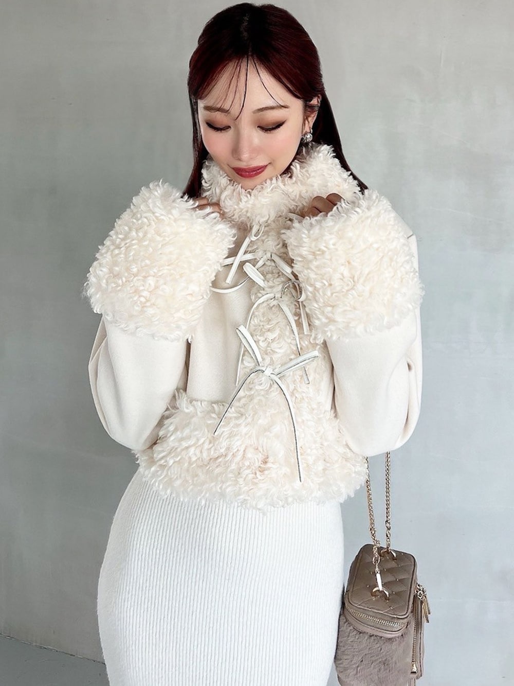 ホワイト系のブルゾン、ホワイト系のワンピースを着用したレディースの秋コーディネートの4枚目の写真