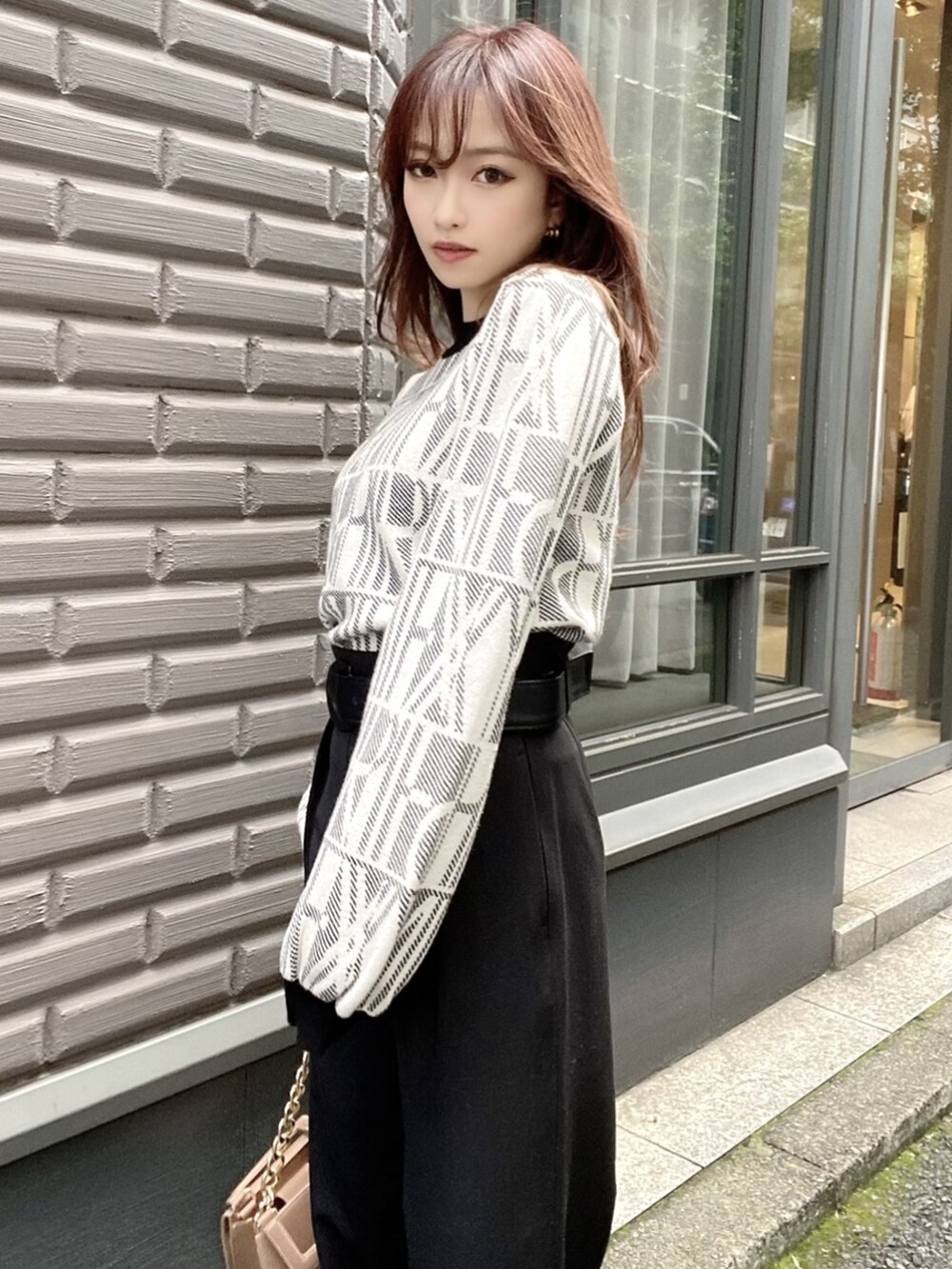 ブラック系のその他パンツを着用したレディースの秋コーディネートの2枚目の写真