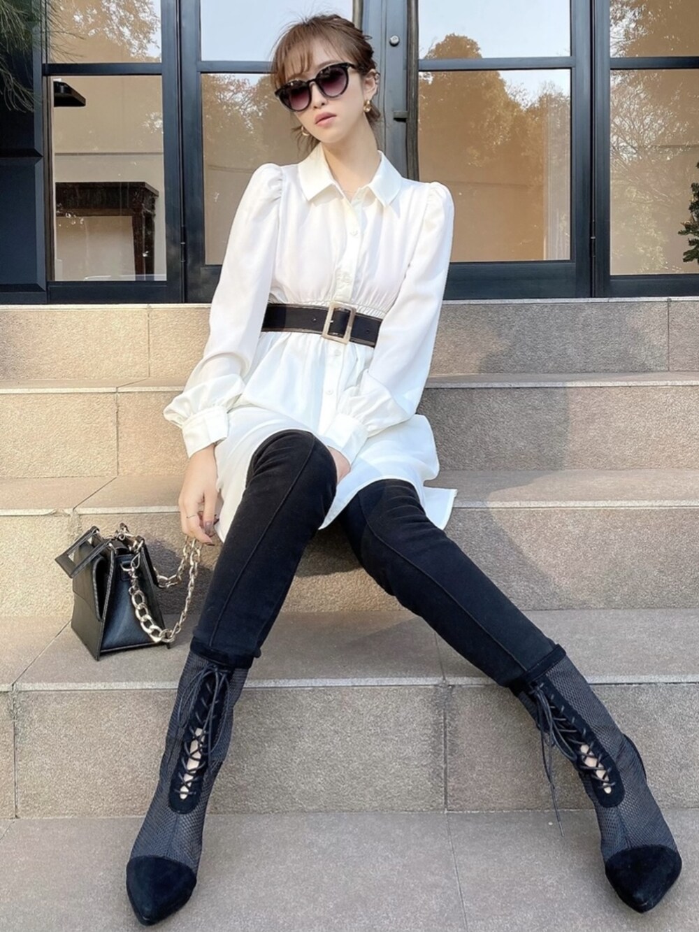 ブラック系のブーツ、ブラック系のその他パンツ、ホワイト系のシャツワンピースを着用したレディースの冬コーディネートの4枚目の写真