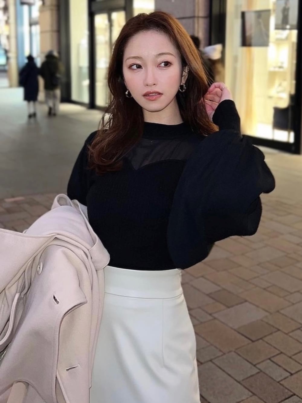 ブラック系のニット/セーターを着用したレディースの冬コーディネートの4枚目の写真