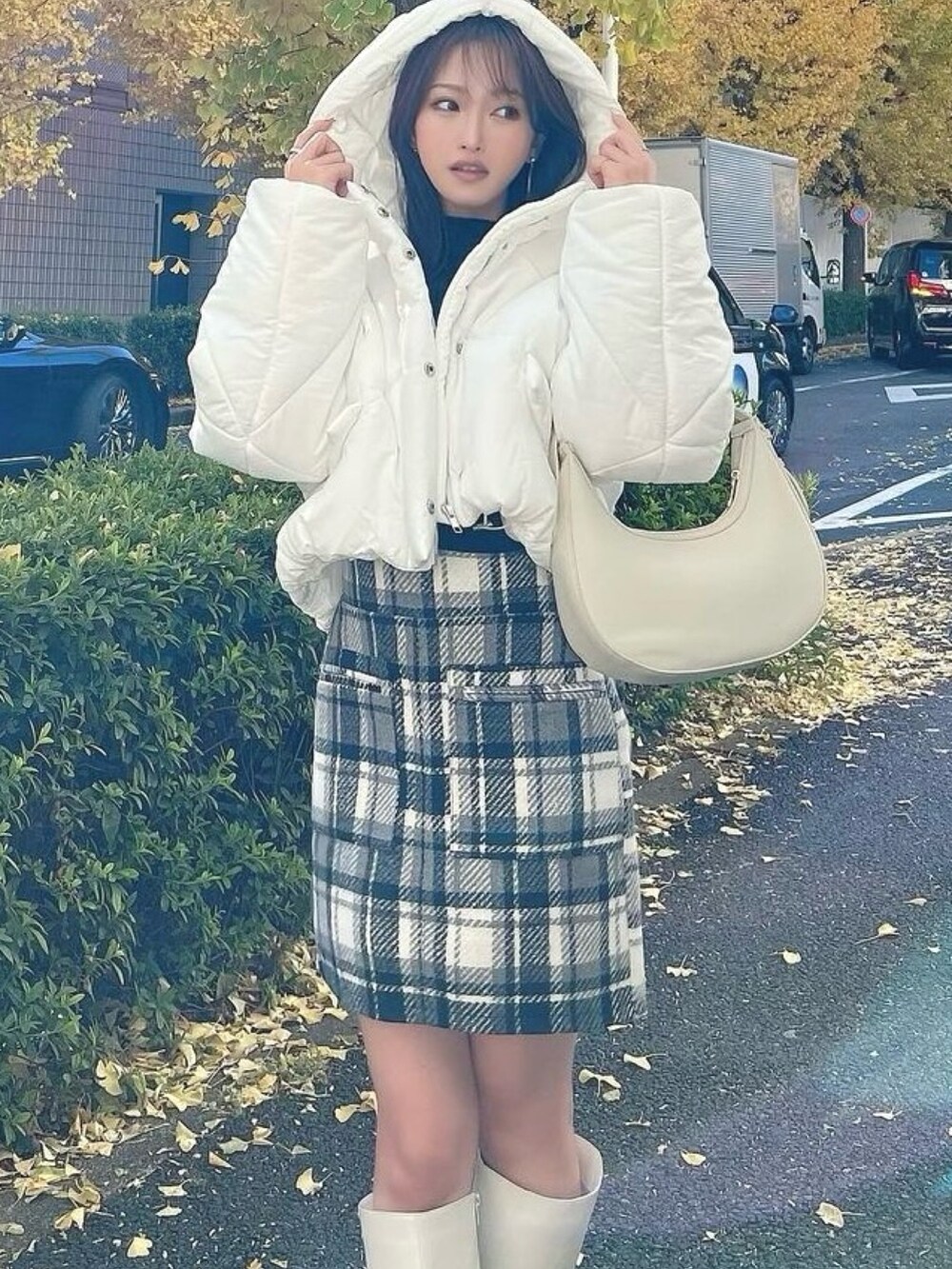 ホワイト系のブルゾン、ホワイト系のブーツ、その他のスカートを着用したレディースの冬コーディネートの3枚目の写真