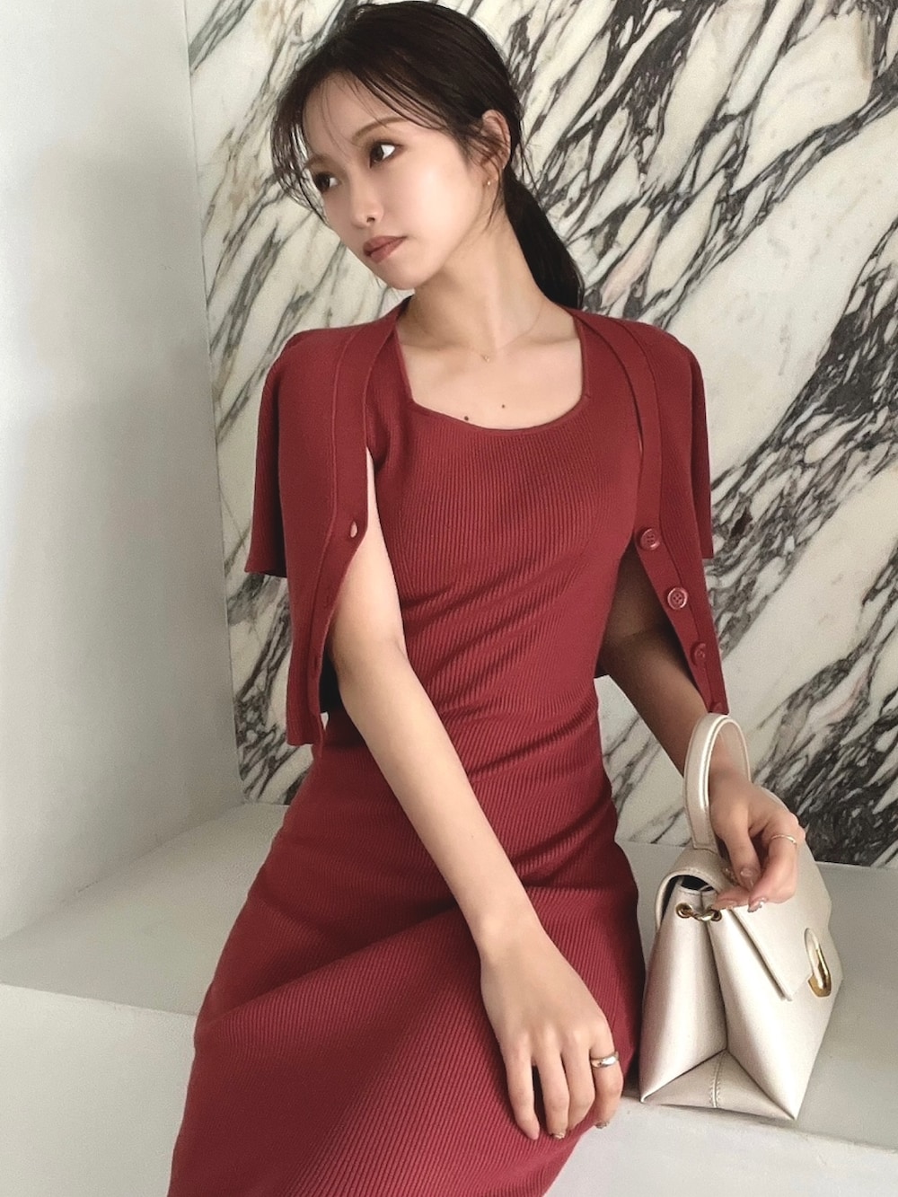 レッド系のワンピース、レッド系のカーディガン/ボレロ、ホワイト系のサンダルを着用したレディースの夏コーディネートの3枚目の写真