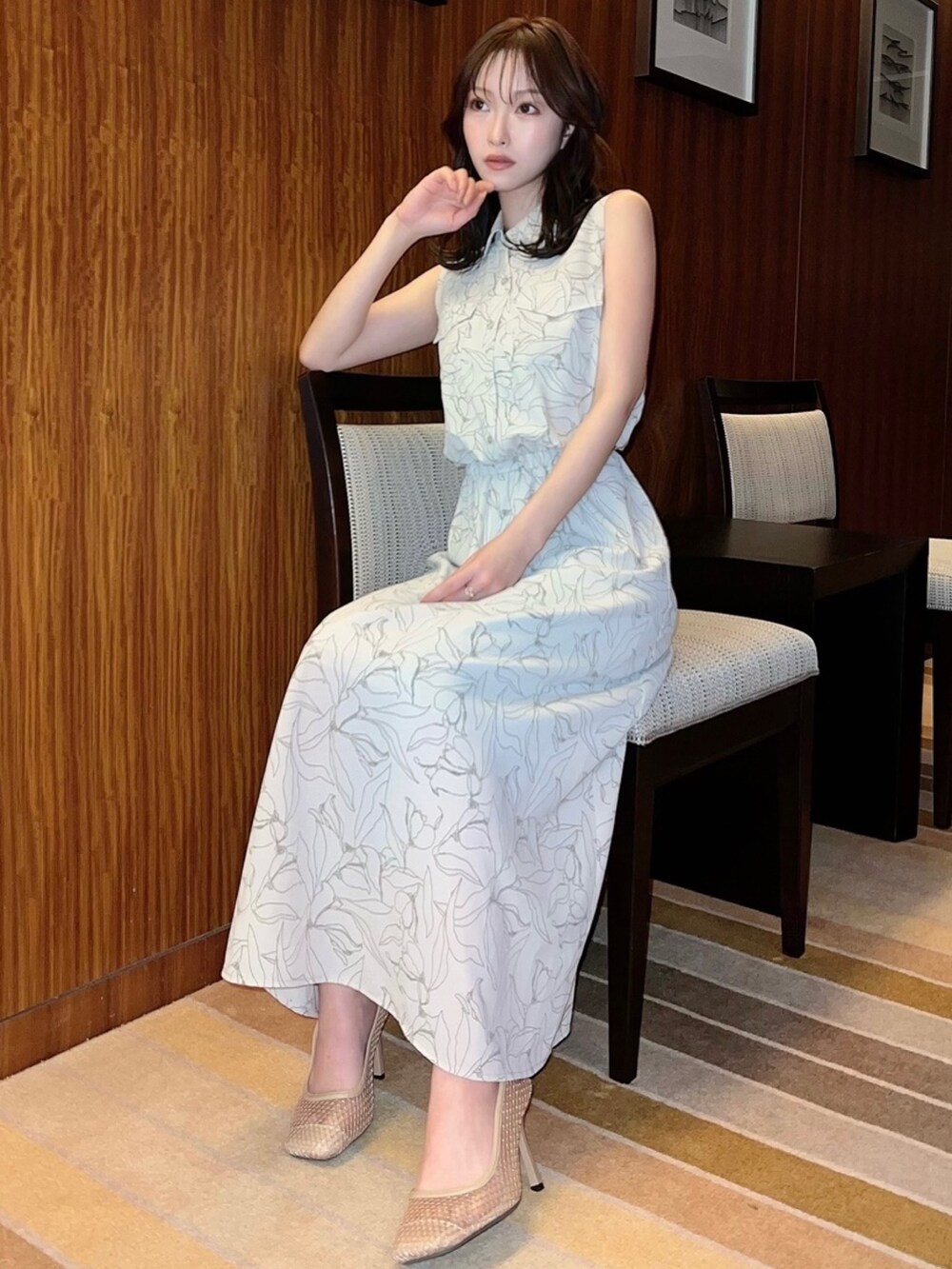 その他のシャツワンピース、ベージュ系のパンプスを着用したレディースの春コーディネートの2枚目の写真