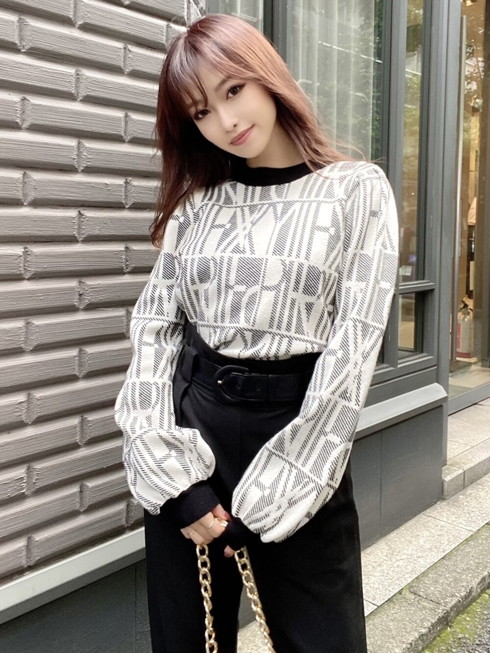 ブラック系のその他パンツを着用したレディースの秋コーディネートの3枚目の写真