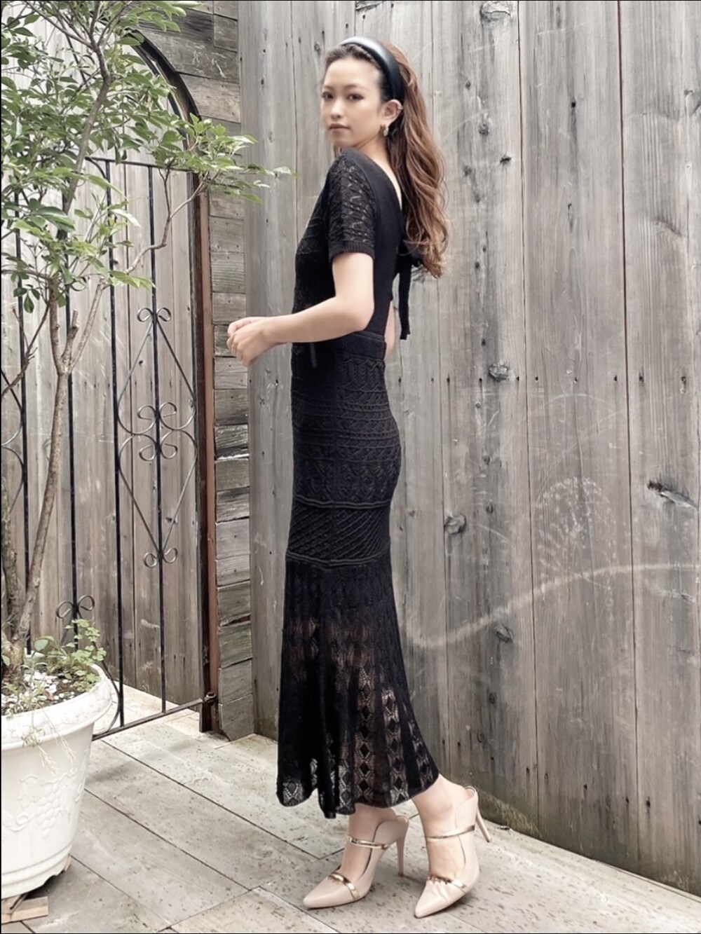 ブラック系のワンピース、ベージュ系のサンダル、ブラック系のカチューシャを着用したレディースの夏コーディネートの2枚目の写真