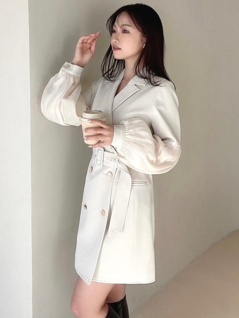 ホワイト系のワンピースを着用したレディースの冬コーディネートの3枚目の写真