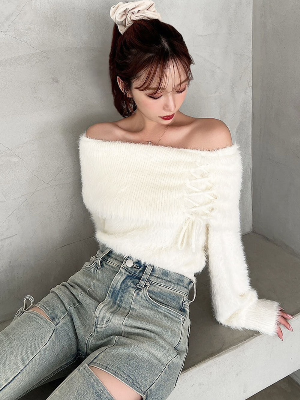 ブルー系のデニムパンツ、ホワイト系のニット/セーターを着用したレディースの秋コーディネートの5枚目の写真