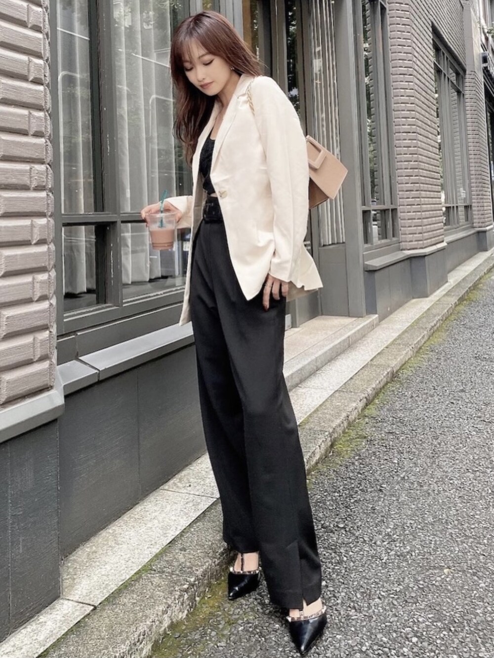 ブラック系のその他パンツ、ベージュ系のテーラードジャケットを着用したレディースの秋コーディネートの3枚目の写真