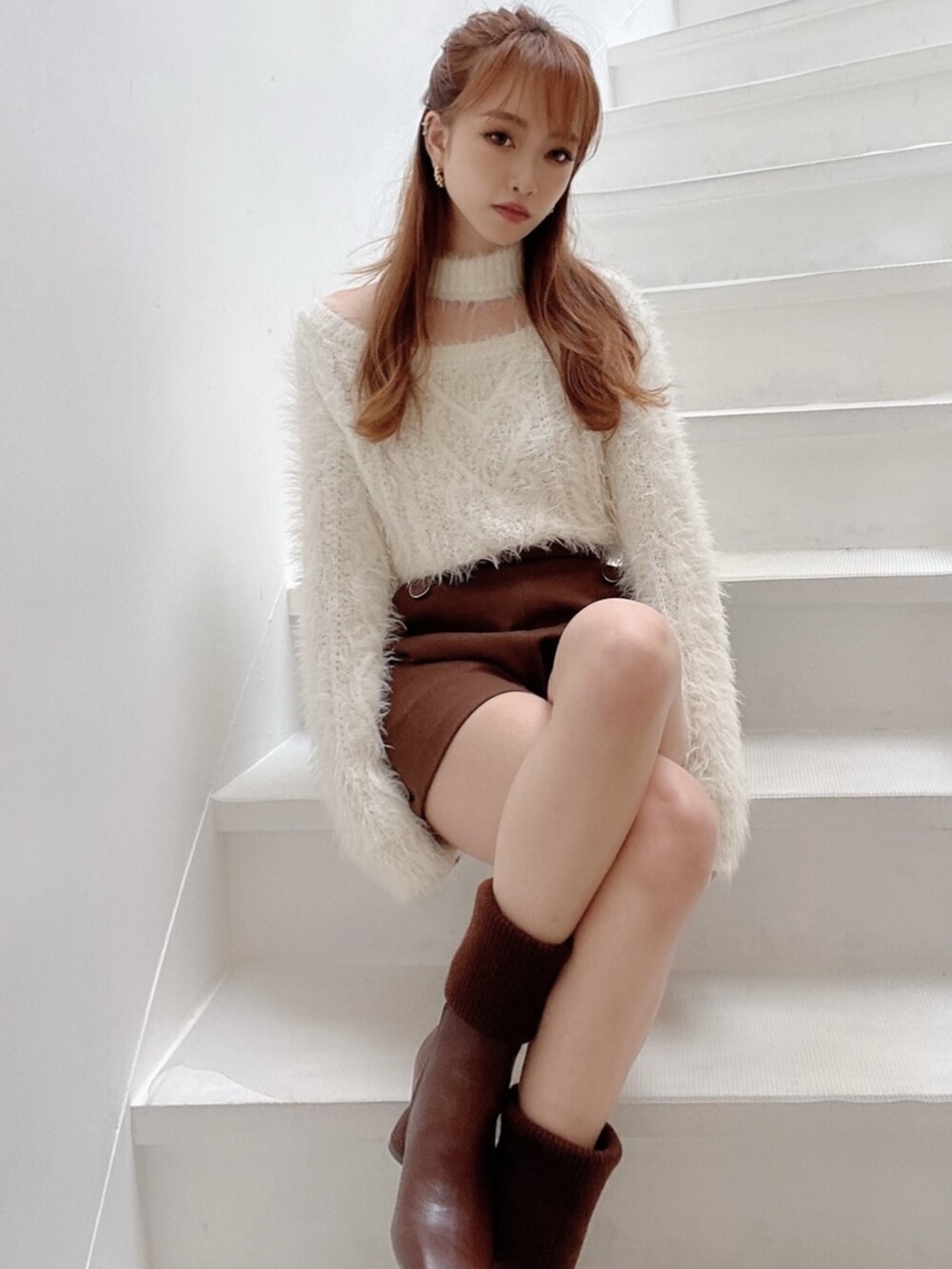 ホワイト系のニット/セーター、ブラウン系のその他パンツ、ブラウン系のブーツを着用したレディースの夏コーディネートの3枚目の写真