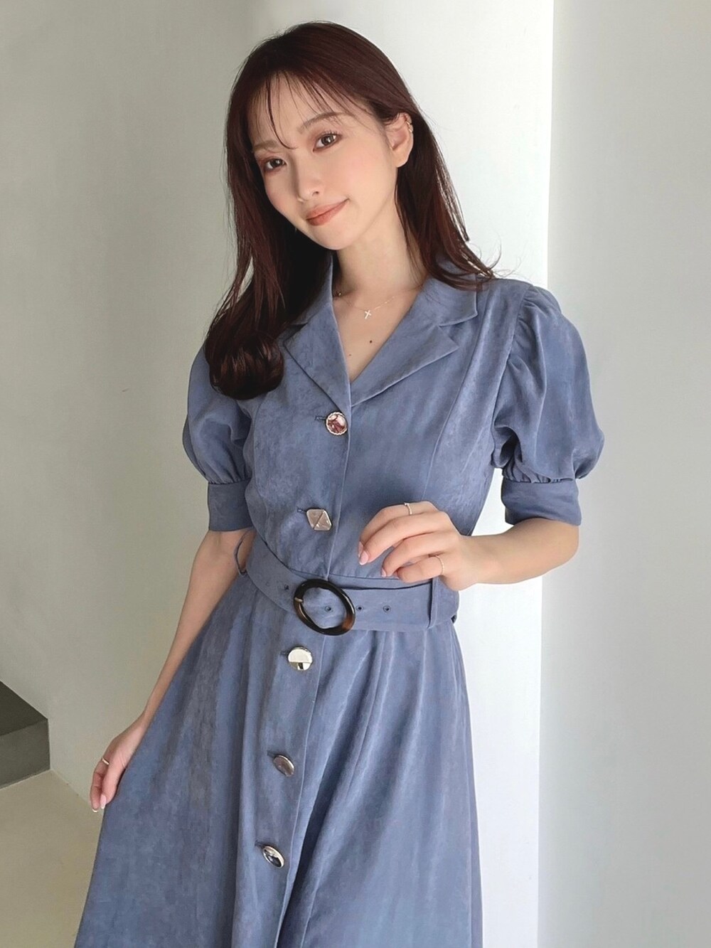 ブルー系のワンピースを着用したレディースの春コーディネートの3枚目の写真