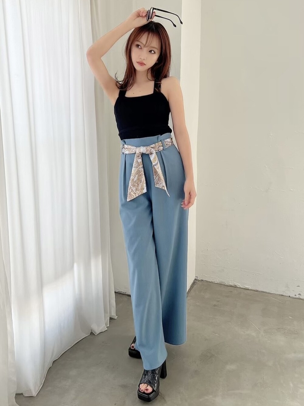 ブルー系のその他パンツ、ブラック系のタンクトップ、ブラック系のサンダルを着用したレディースの夏コーディネートの2枚目の写真