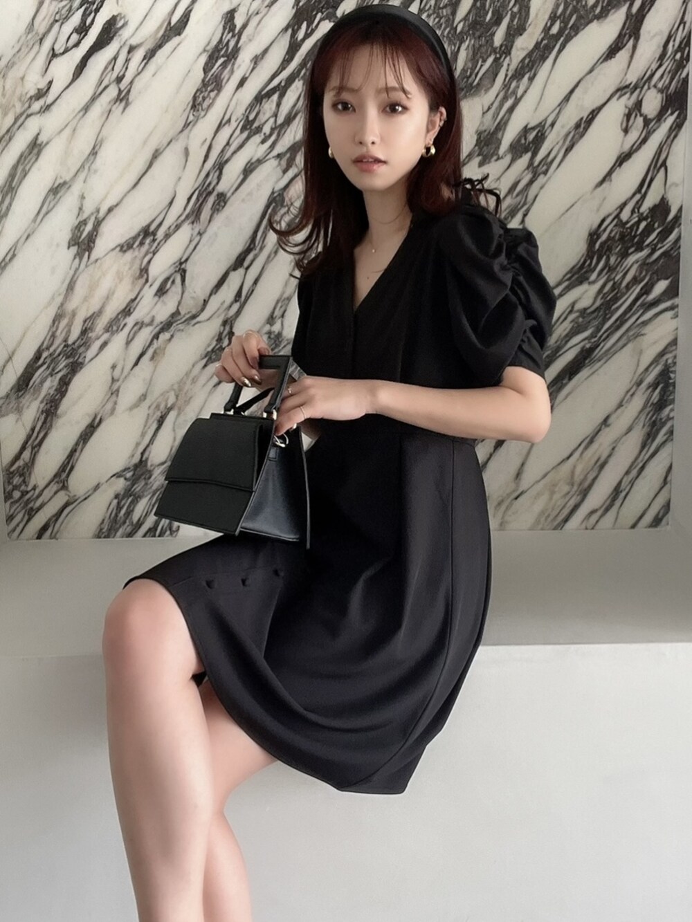 ブラック系のショルダーバッグ、ブラック系のシャツワンピース、ブラック系のカチューシャを着用したレディースの春コーディネートの3枚目の写真