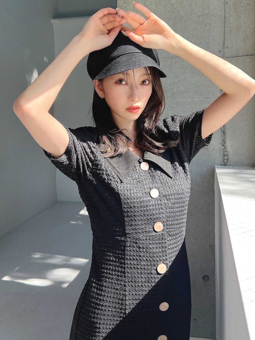 ブラック系のワンピース、ブラック系のサンダルを着用したレディースの春コーディネートの2枚目の写真