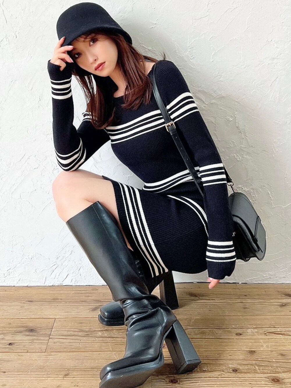 その他のワンピース、ブラック系のブーツ、ブラック系のショルダーバッグを着用したレディースの夏コーディネートの2枚目の写真