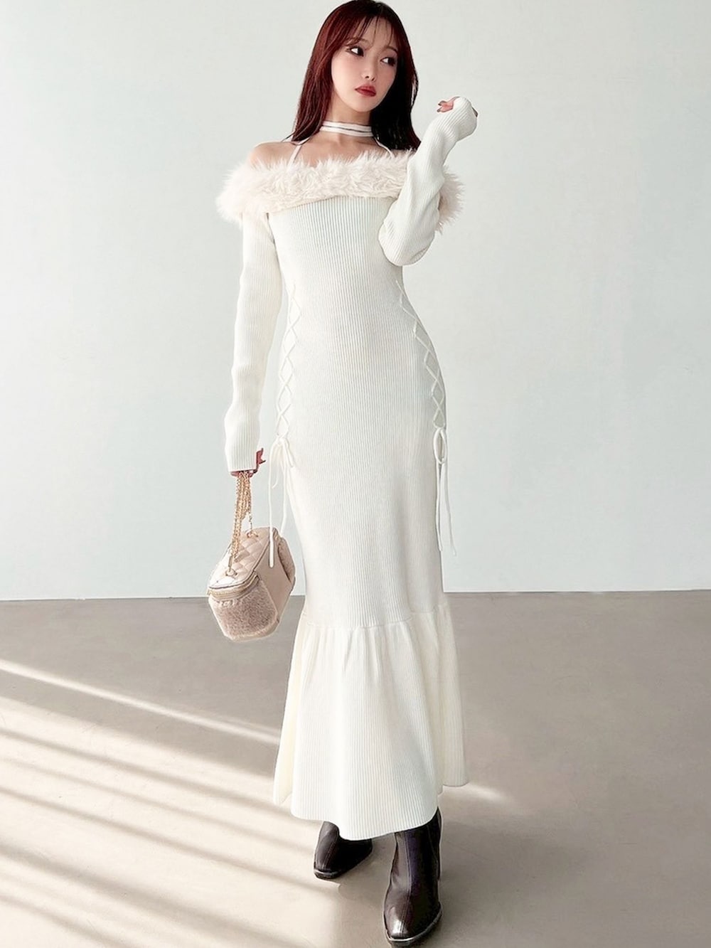 ホワイト系のワンピース、ベージュ系のショルダーバッグを着用したレディースの秋コーディネートの3枚目の写真