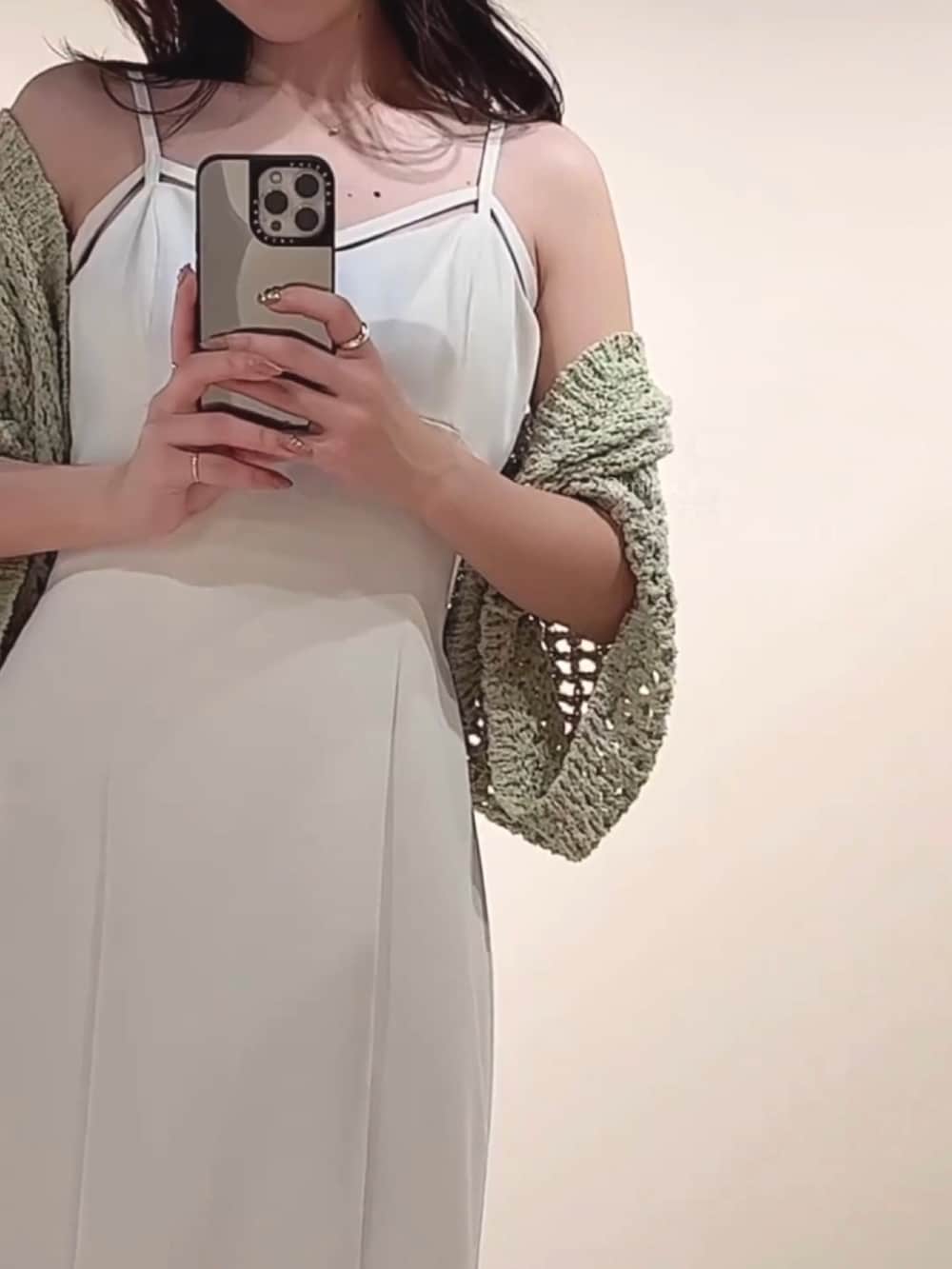 ホワイト系のワンピース、グリーン系のカーディガン/ボレロを着用したレディースの夏コーディネートの2枚目の写真