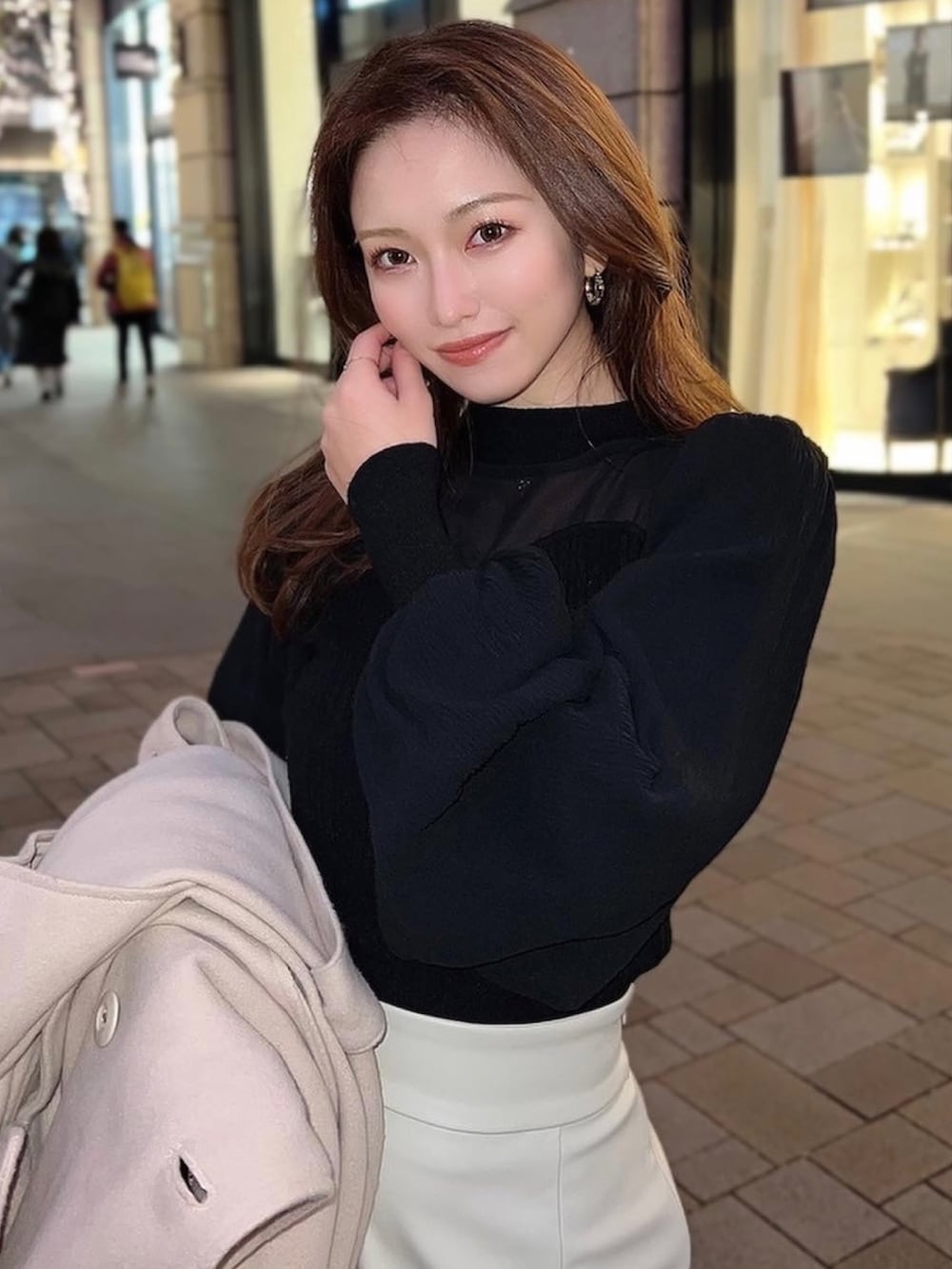 ブラック系のニット/セーターを着用したレディースの冬コーディネートの3枚目の写真