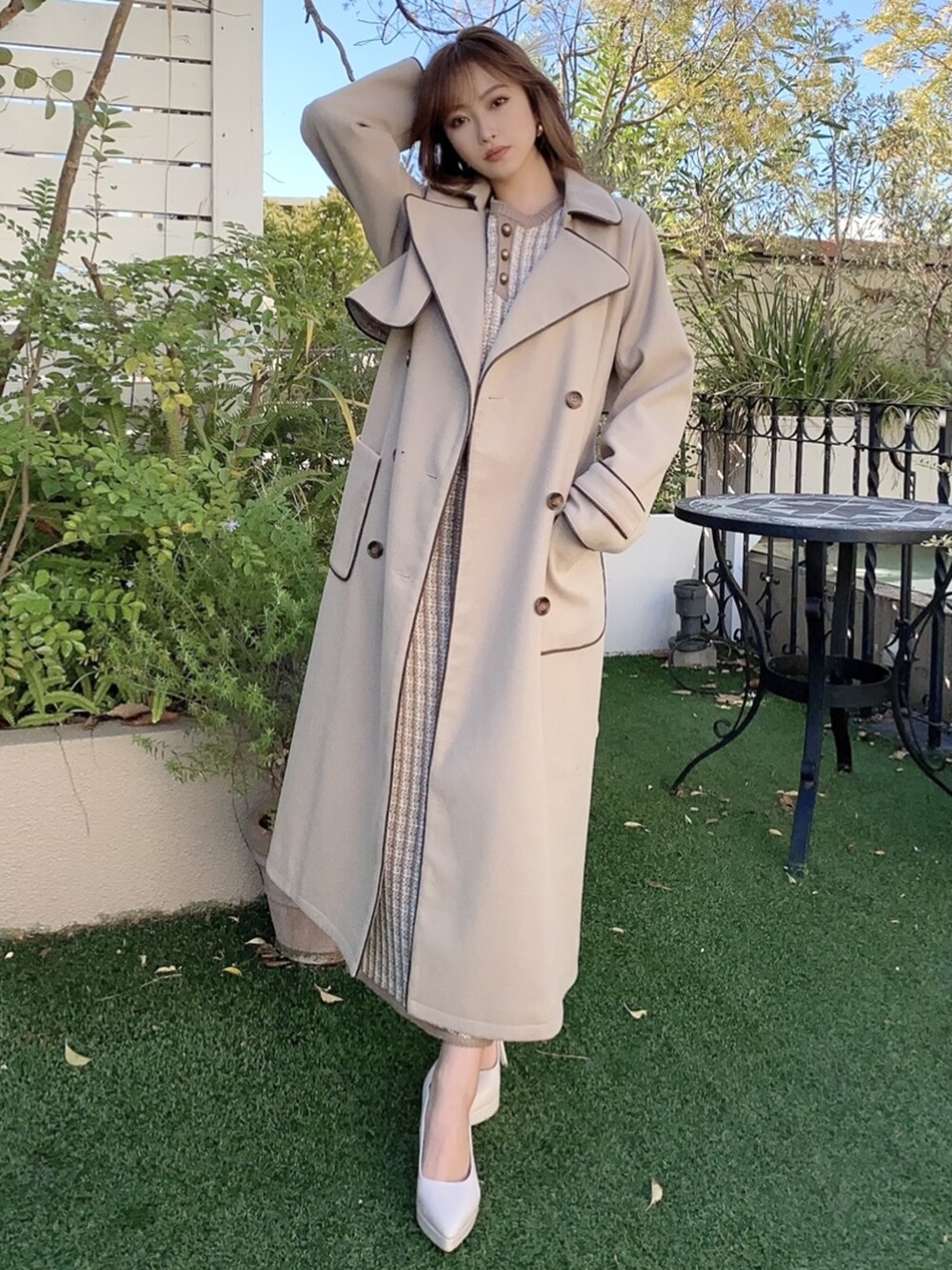 ベージュ系のその他アウター、ブラウン系のスカート、ベージュ系のパンプスを着用したレディースの冬コーディネートの6枚目の写真