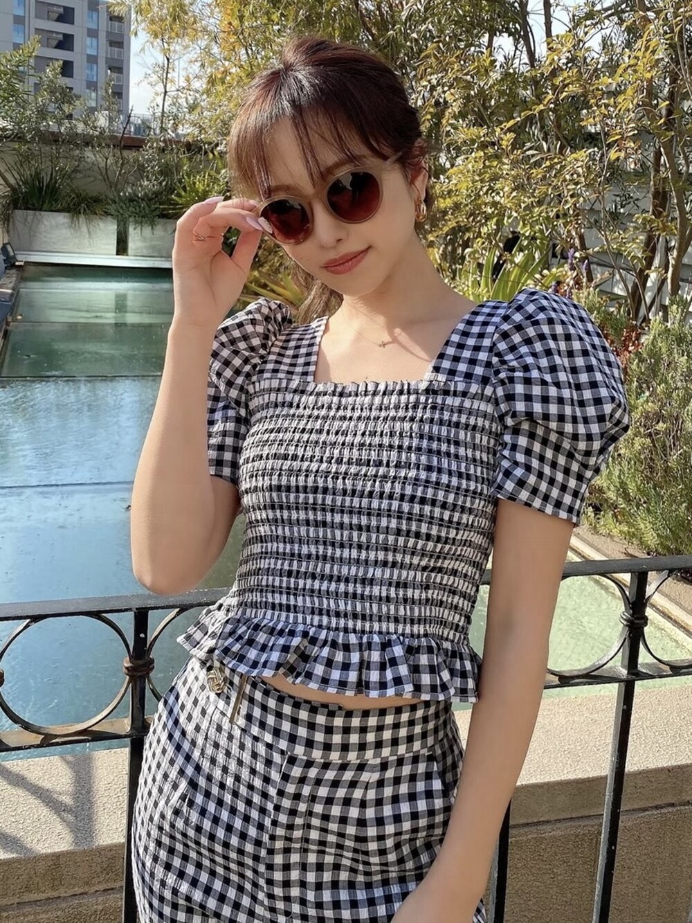 ベージュ系のサンダル、その他のシャツ/ブラウス、その他のその他パンツを着用したレディースの春コーディネートの4枚目の写真