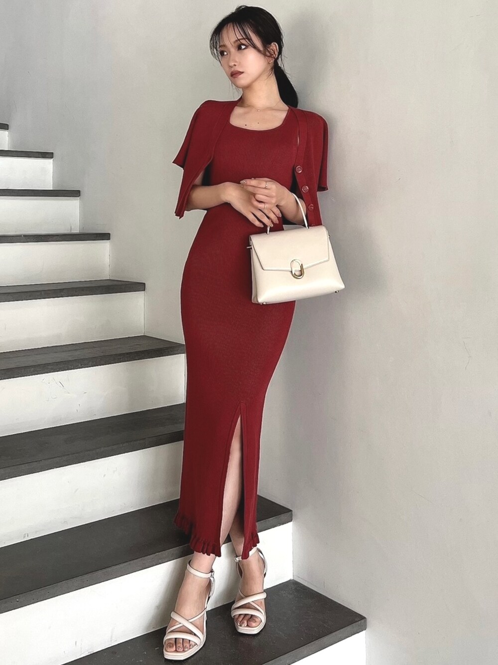 レッド系のワンピース、レッド系のカーディガン/ボレロ、ホワイト系のサンダルを着用したレディースの夏コーディネートの4枚目の写真