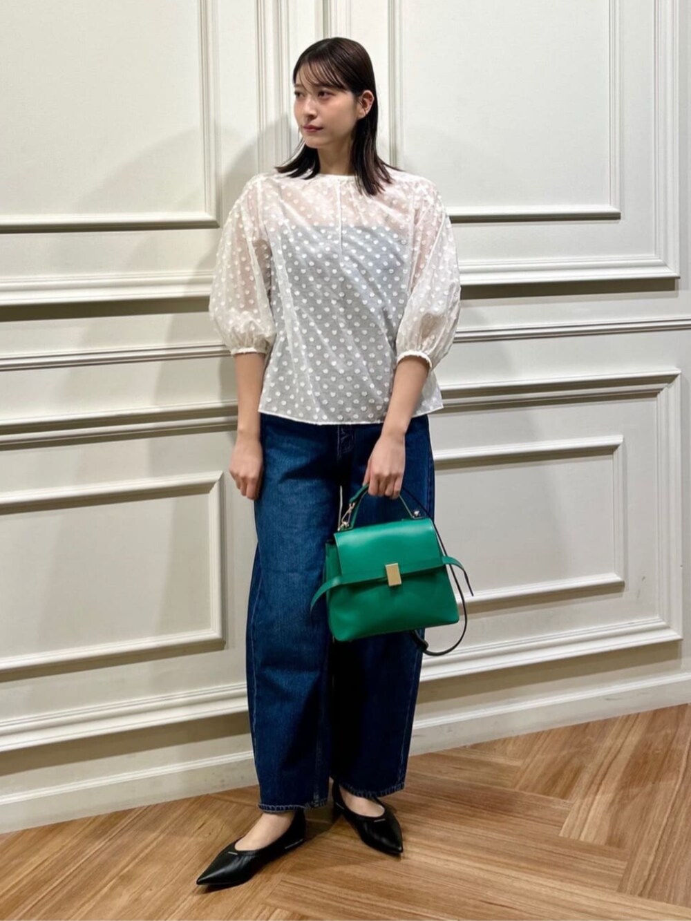 ホワイト系のシャツ/ブラウス、ブルー系のベスト、ブルー系のデニムパンツを着用したレディースの春コーディネートの2枚目の写真