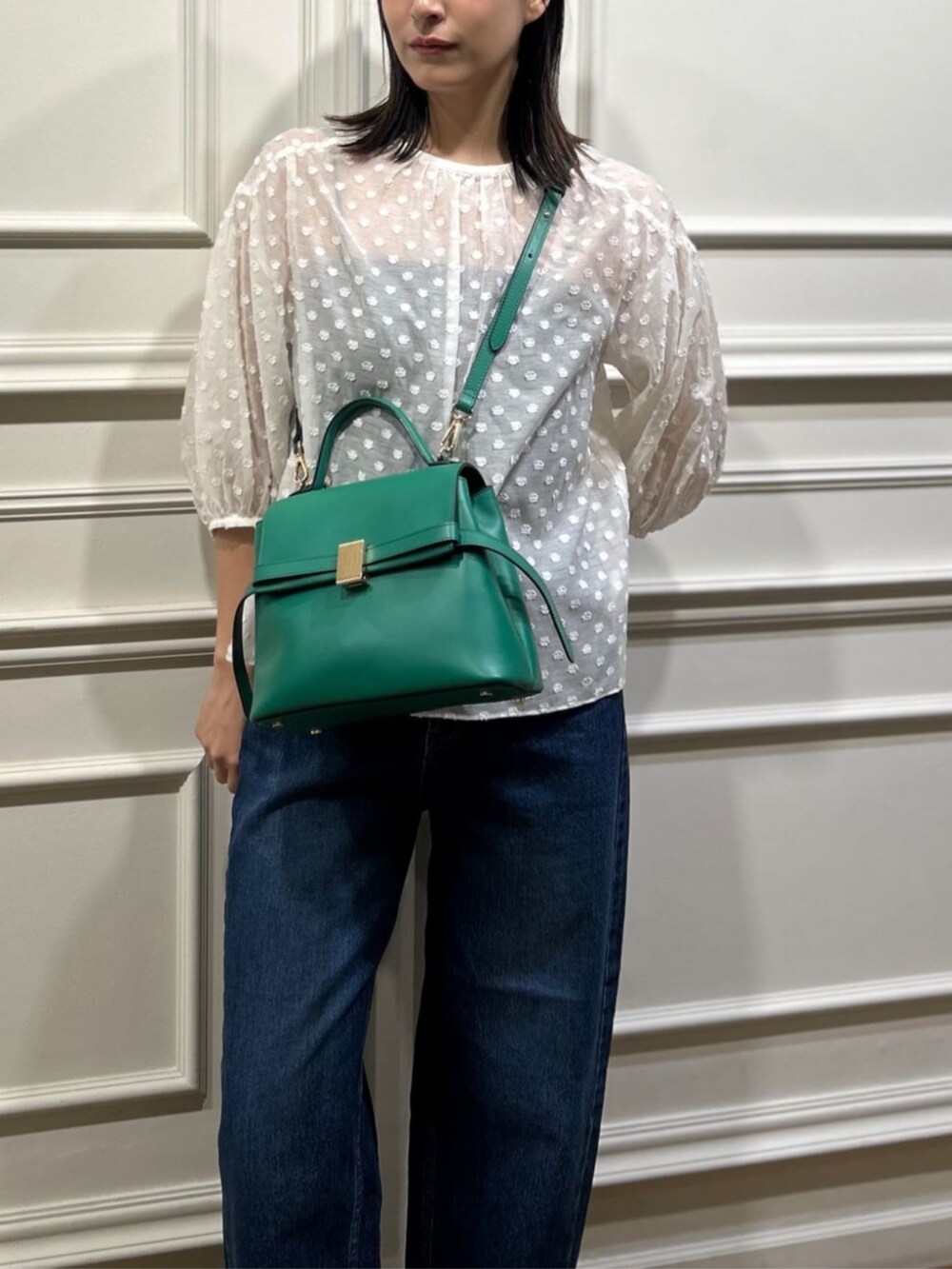 ホワイト系のシャツ/ブラウス、ブルー系のベスト、ブルー系のデニムパンツを着用したレディースの春コーディネートの5枚目の写真