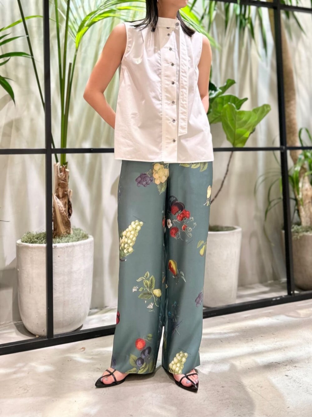 ホワイト系のシャツ/ブラウス、グリーン系のその他パンツを着用したレディースの春コーディネートの3枚目の写真