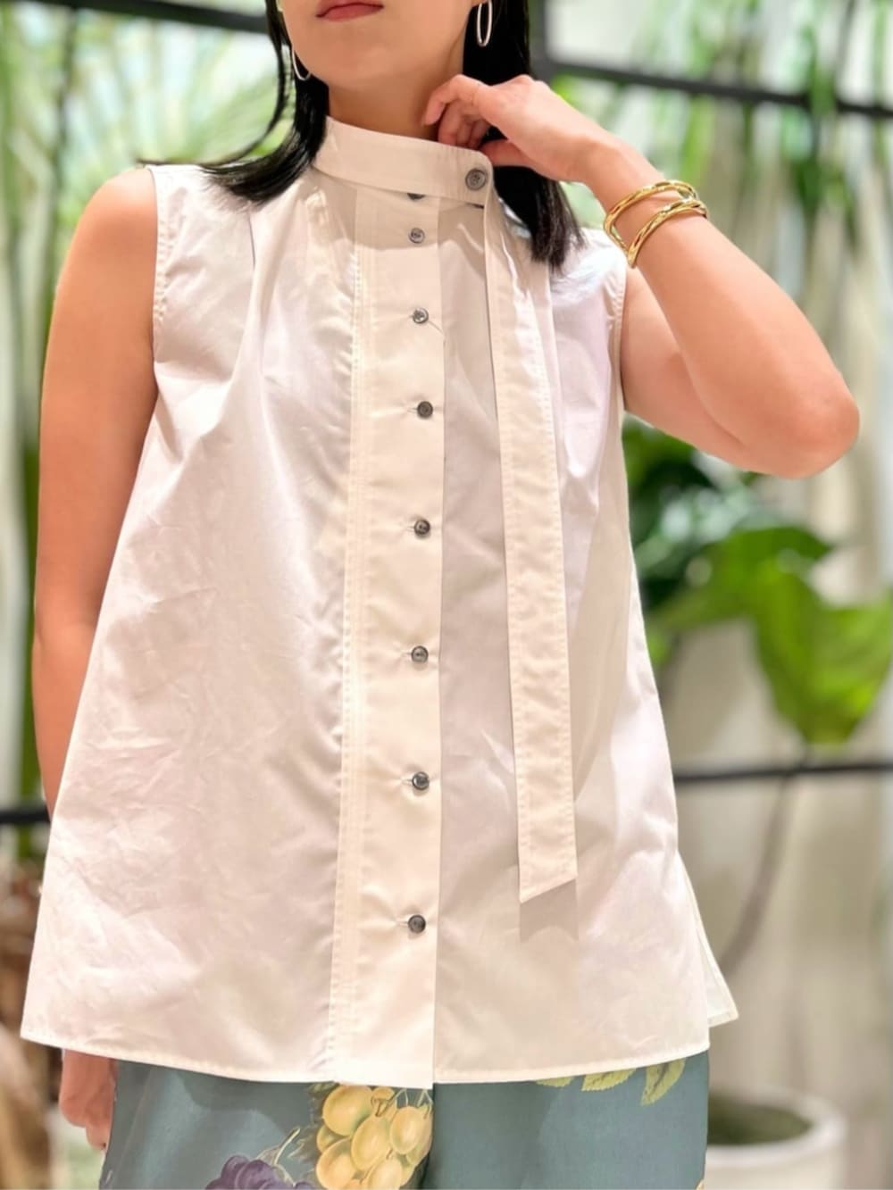 ホワイト系のシャツ/ブラウス、グリーン系のその他パンツを着用したレディースの春コーディネートの2枚目の写真